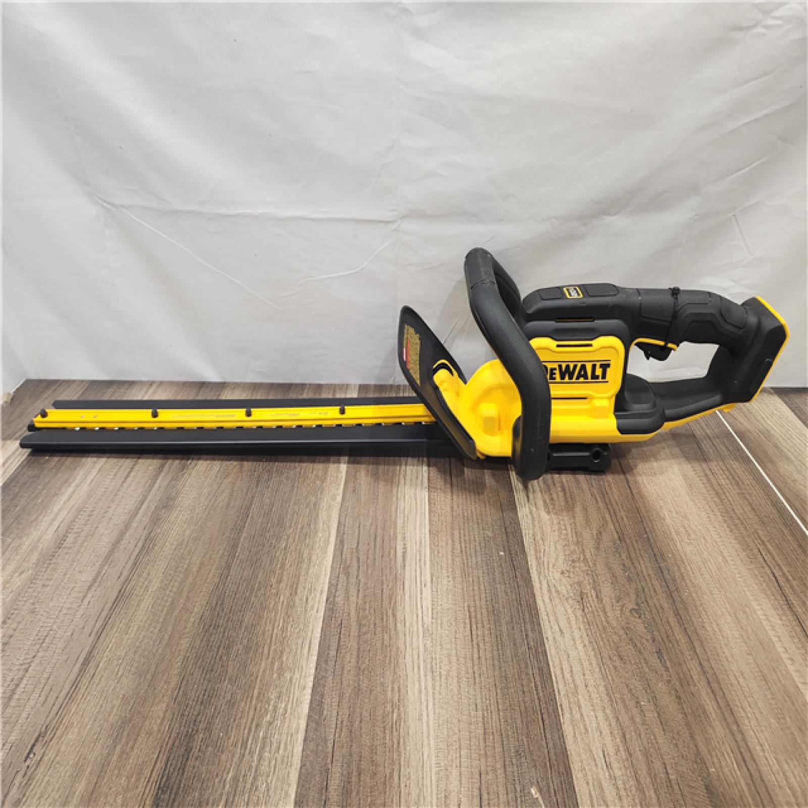 AS-IS- DeWalt 22 in. 20V Cordless Hedge Trimmer (Tool-Only)