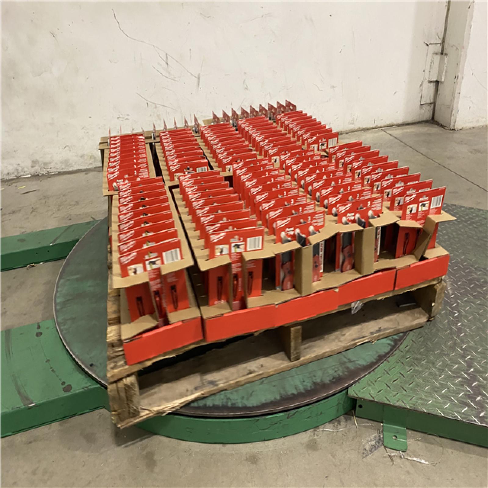 Dallas Location - NEW-  Milwaukee FASTBACK Compact Folding Utility Knife Pallet