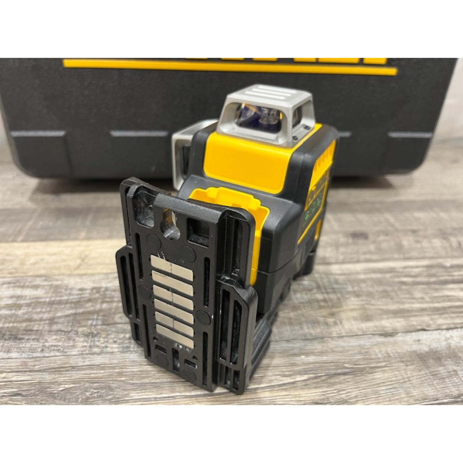 AS-IS DEWALT 12V MAX Lithium-Ion 100 ft. Green Self-Leveling 3-Beam 360 Degree Laser Level Kit