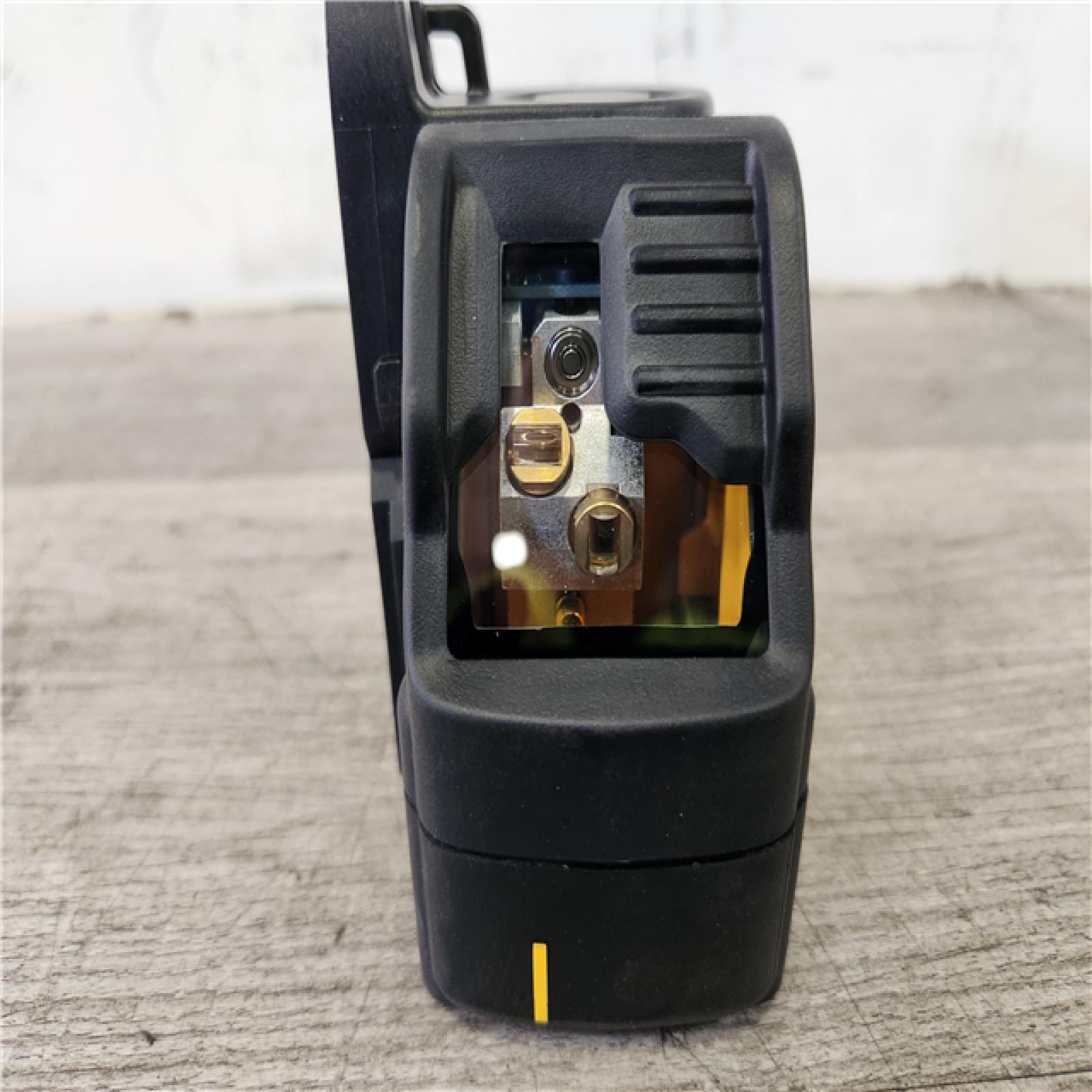 Phoenix Location DEWALT 100 ft. Green Self-Leveling Cross Line Laser Level with (3) AA Batteries & Case