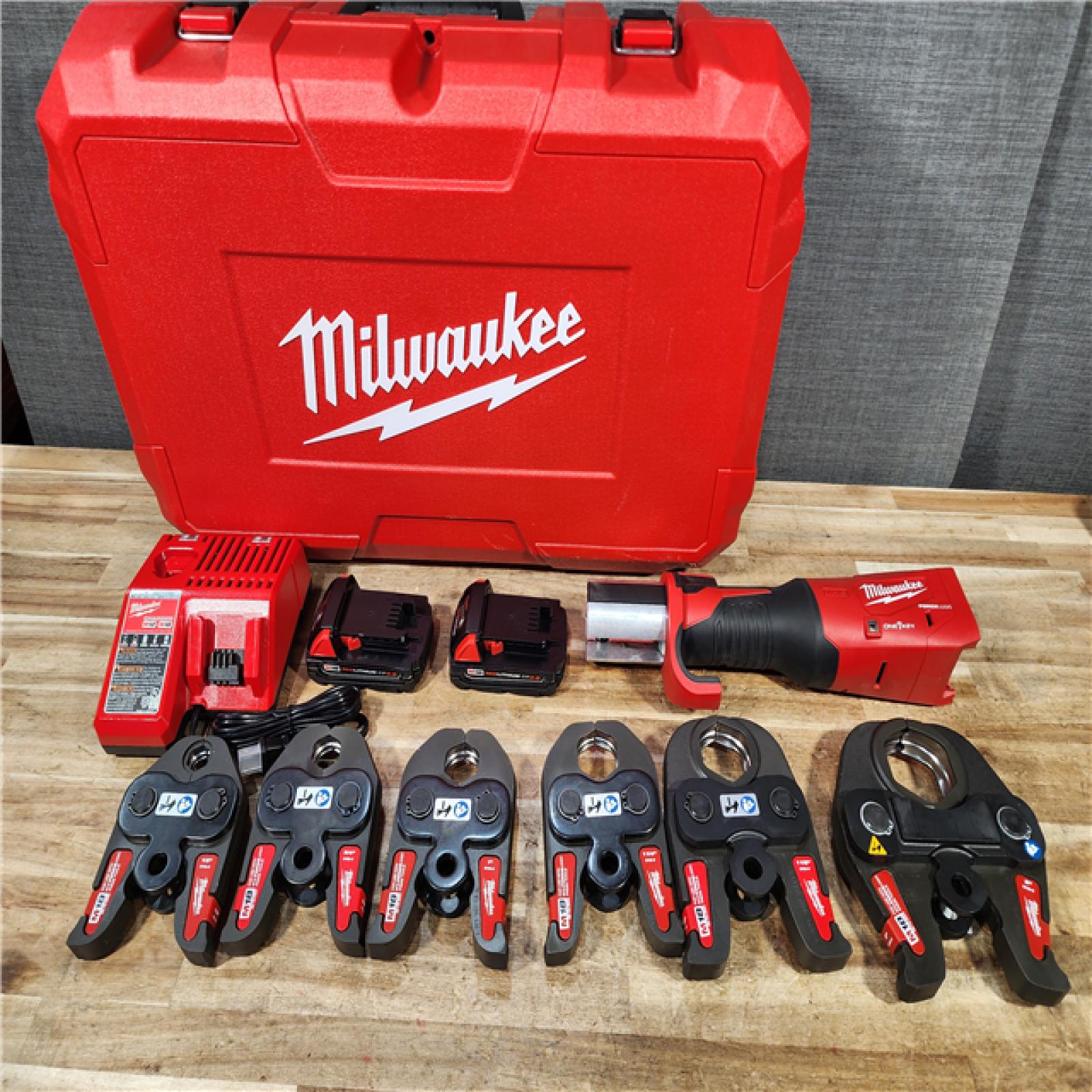HOUSTON LOCATION - AS - IS Milwaukee M18 Force Logic ONE KEY Press Tool 1/2-2 Kit