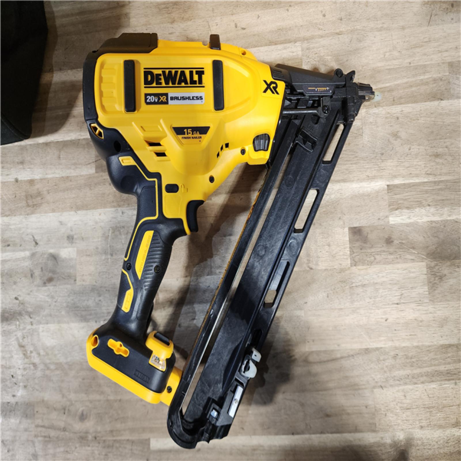 HOUSTON LOCATION - AS-IS DeWalt 15 GA ANGLED FINISH NAILER KIT W/ BATTERY & CHARGER