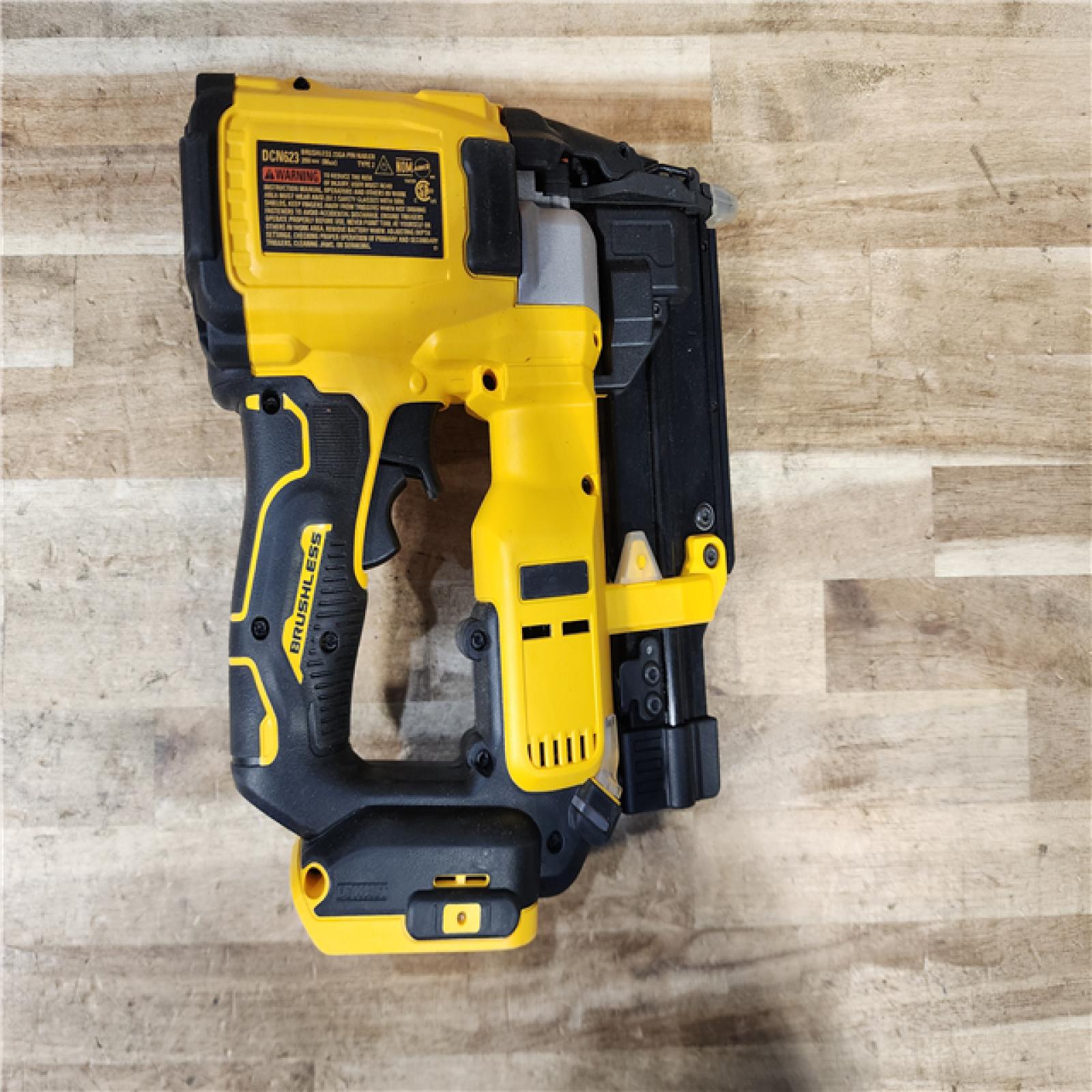 HOUSTON LOCATION - AS-IS DEWALT ATOMIC 20V MAX Lithium Ion Cordless 23 Gauge Pin Nailer Kit
