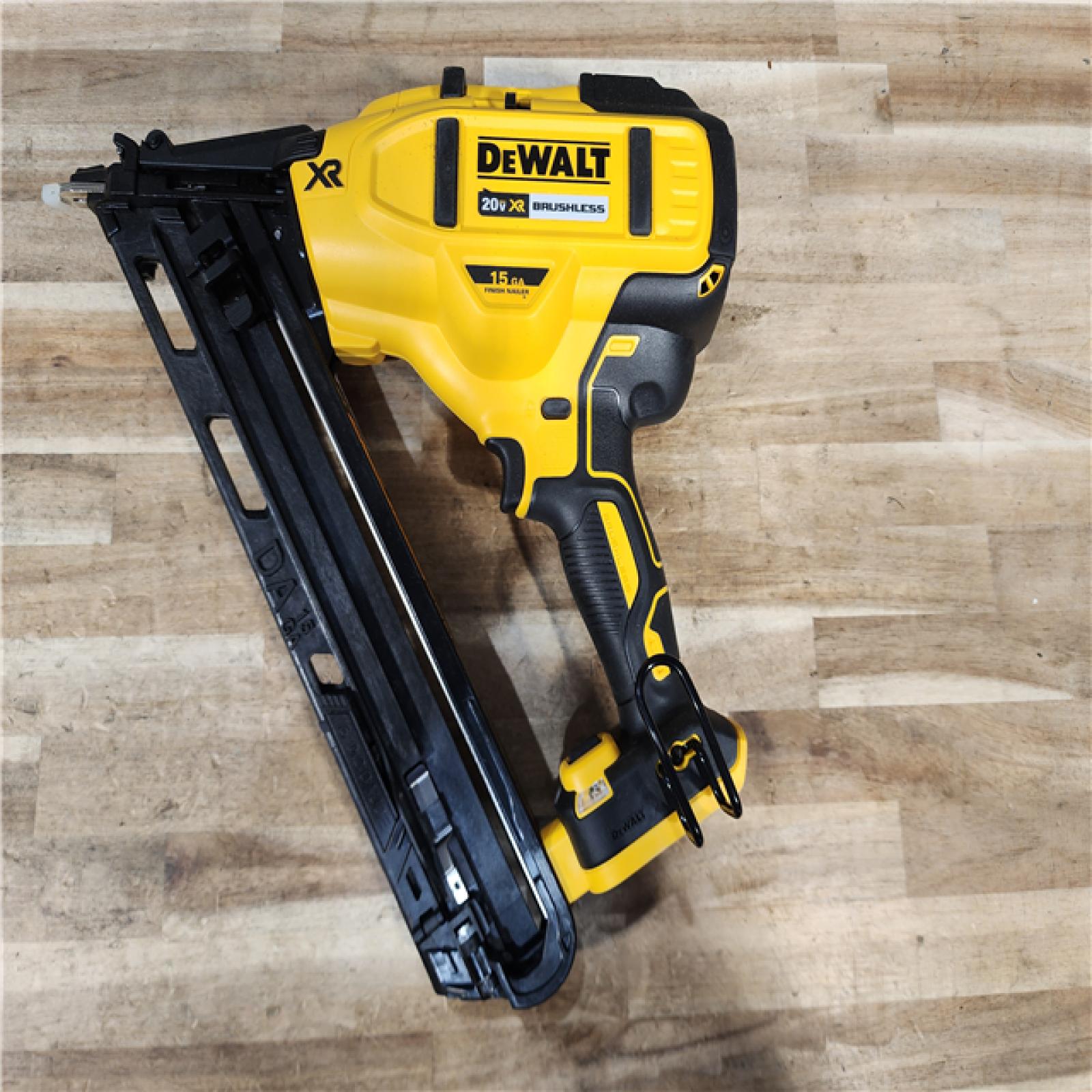 HOUSTON LOCATION - AS-IS DEWALT 20V MAX XR Lithium-Ion Cordless 2-1/2 in. 15-Gauge Finish Nailer Kit