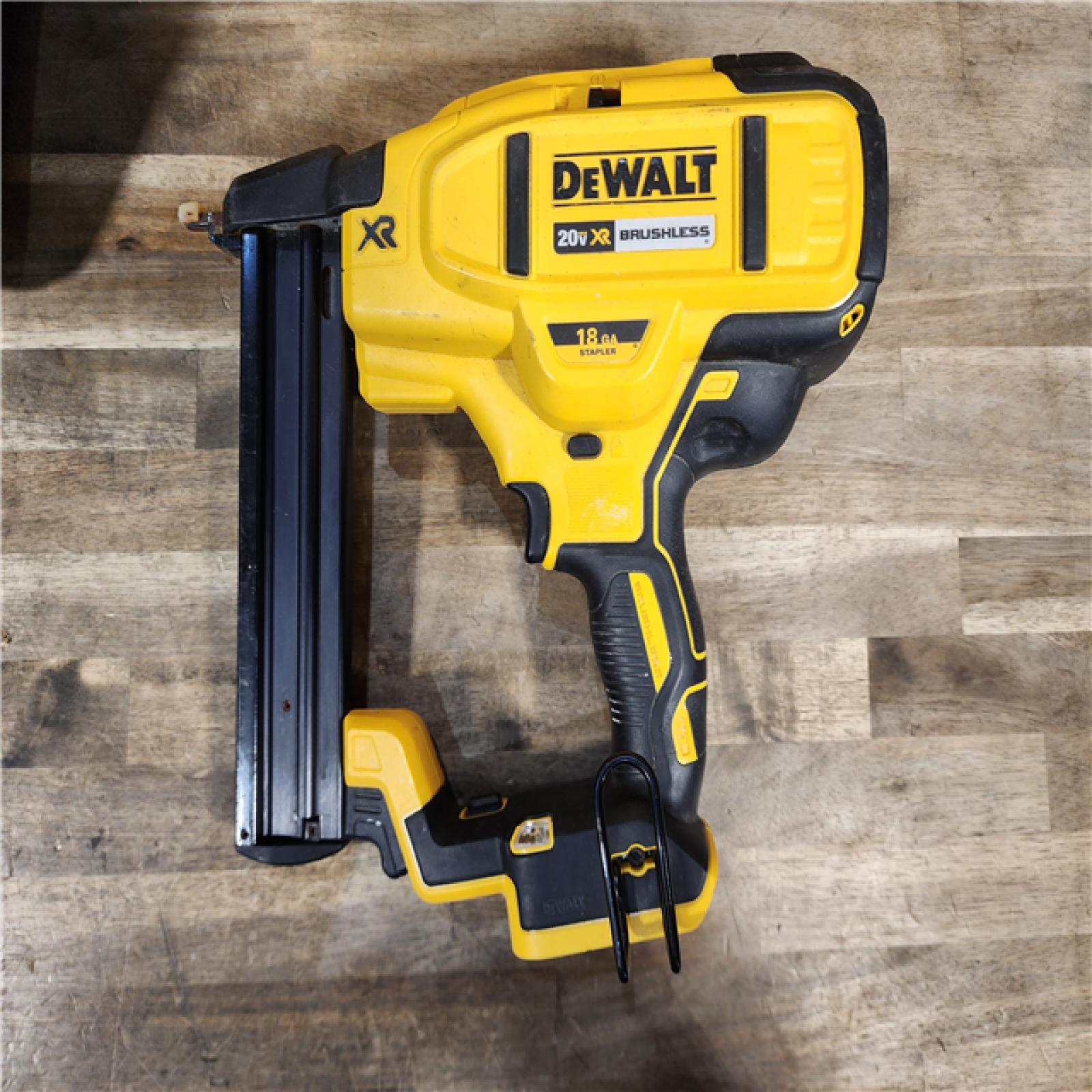 HOUSTON LOCATION - AS-IS DEWALT DCN681D1 20V 18Ga Stapler Kit