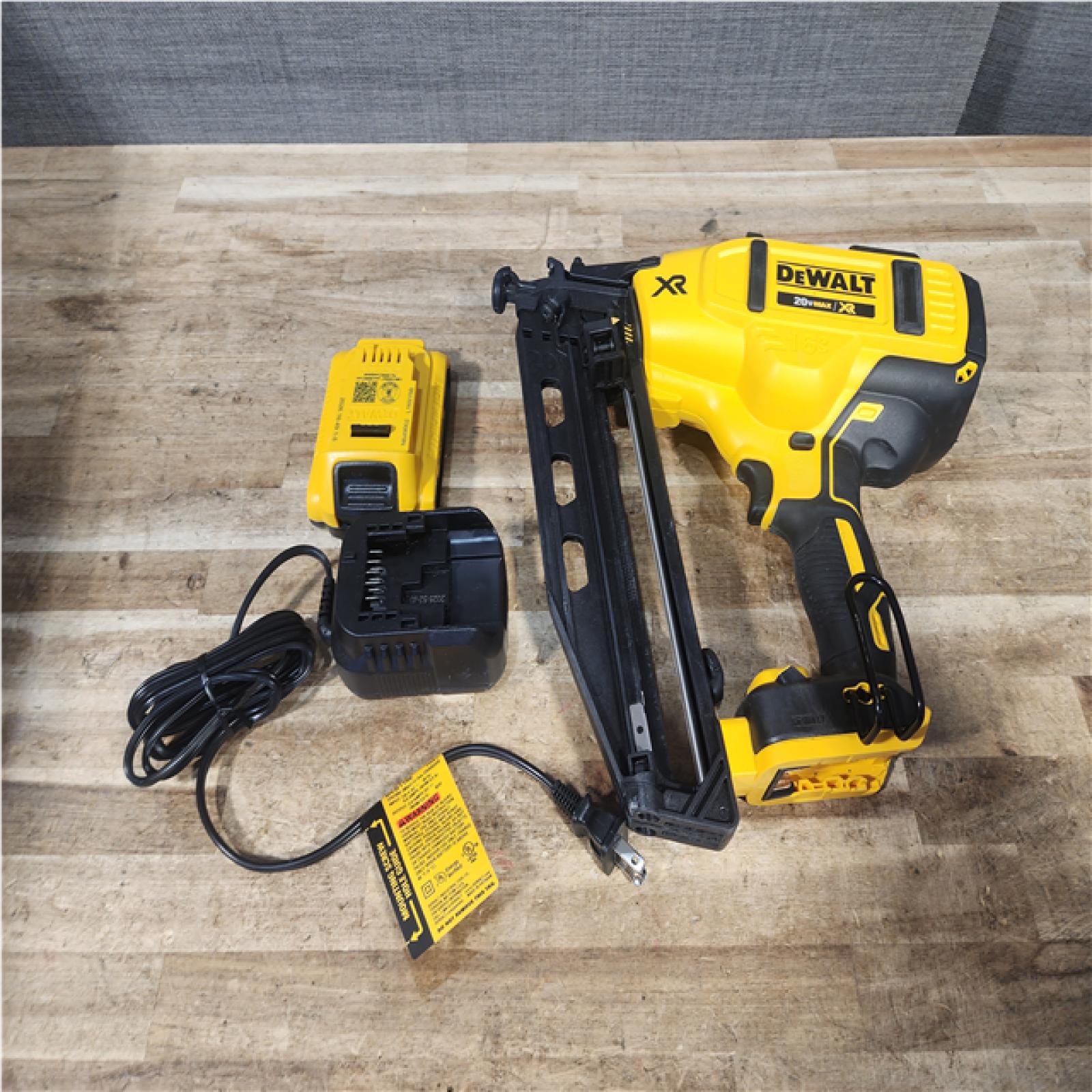 Houston Location AS-IS DEWALT 20V MAX XR 16-Gauge Electric Cordless Angled Finishing Nailer Kit