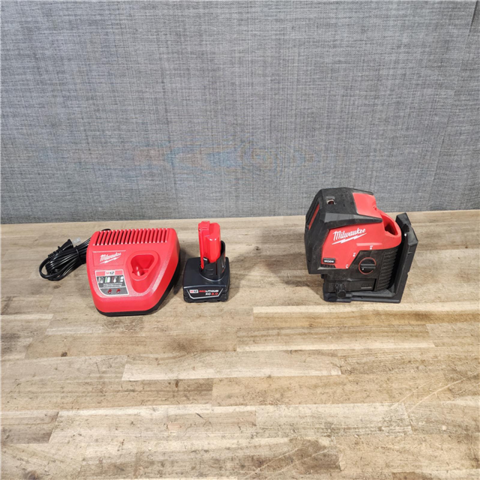 HOUSTON LOCATION - AS-IS Milwaukee Green 125 Ft. Cross Line and Plumb Points Laser Level Kit