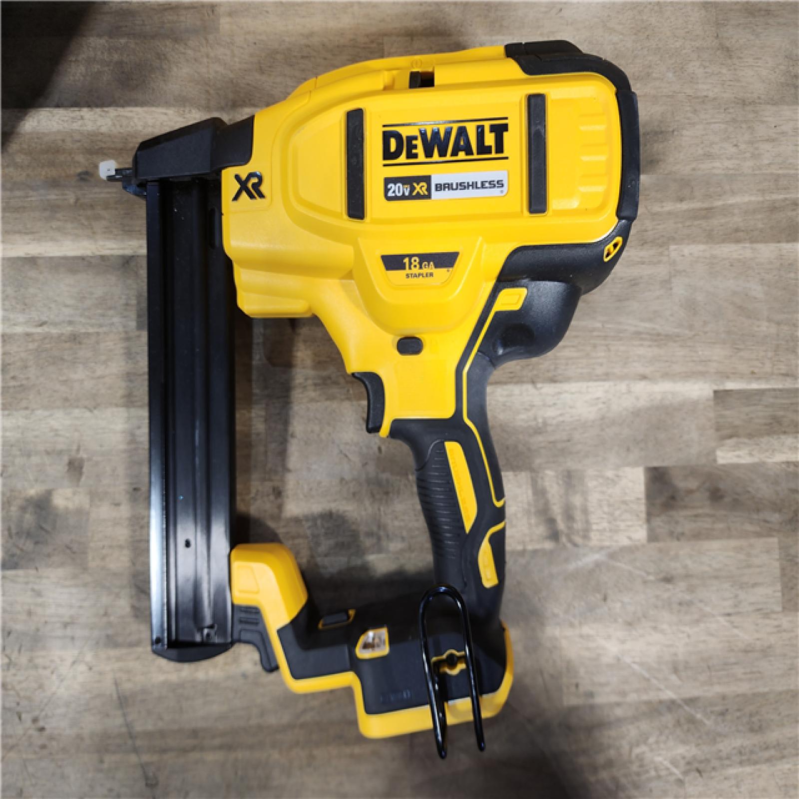 HOUSTON LOCATION - AS-IS DeWALT DCN681D1 20-Volt MAX 18ga Cordless Brushless Narrow Crown Stapler Kit