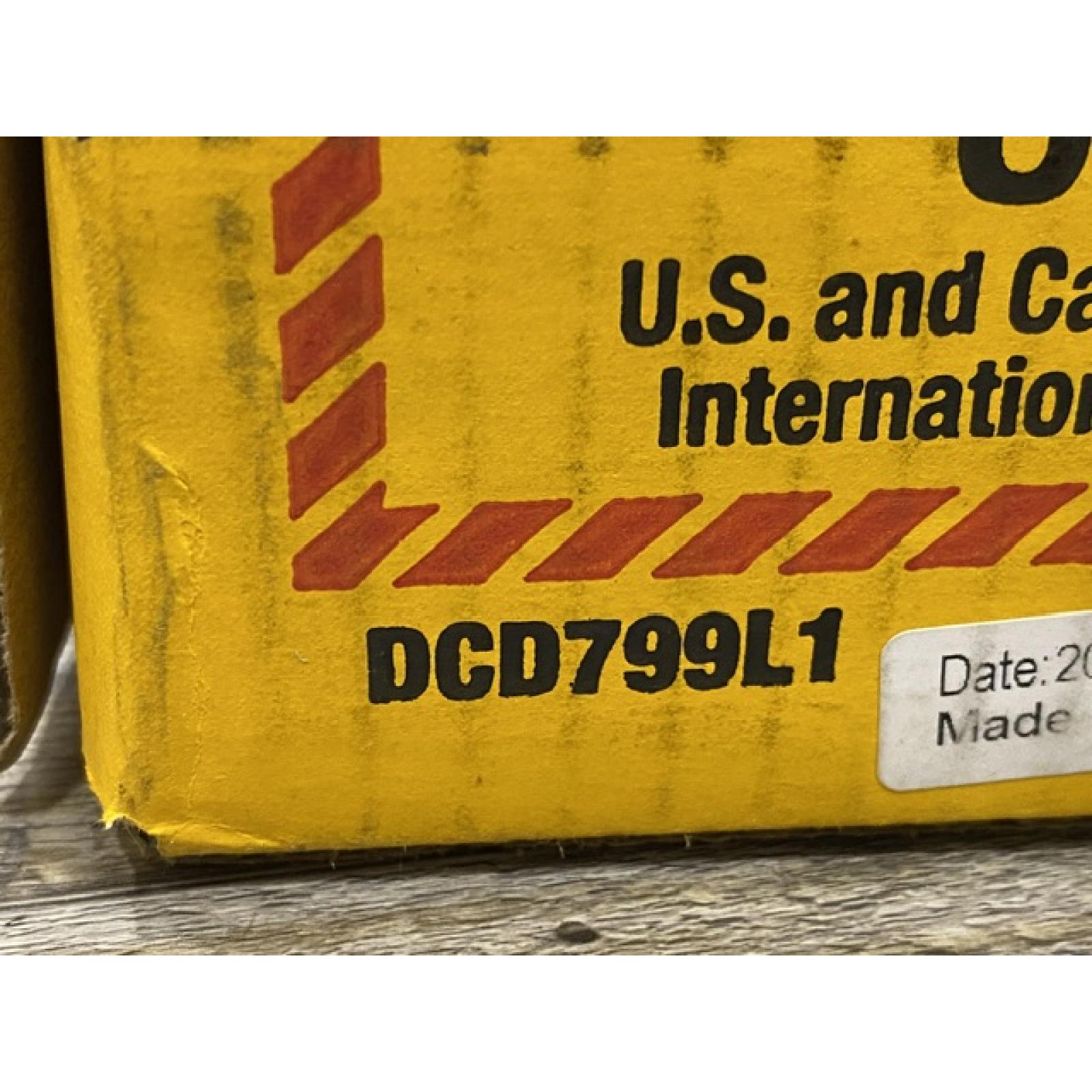 NEW- DeWalt ATOMIC 20-Volt Lithium-Ion Cordless 1/2 in. Compact Hammer Drill with 3.0Ah Battery  Charger and Bag