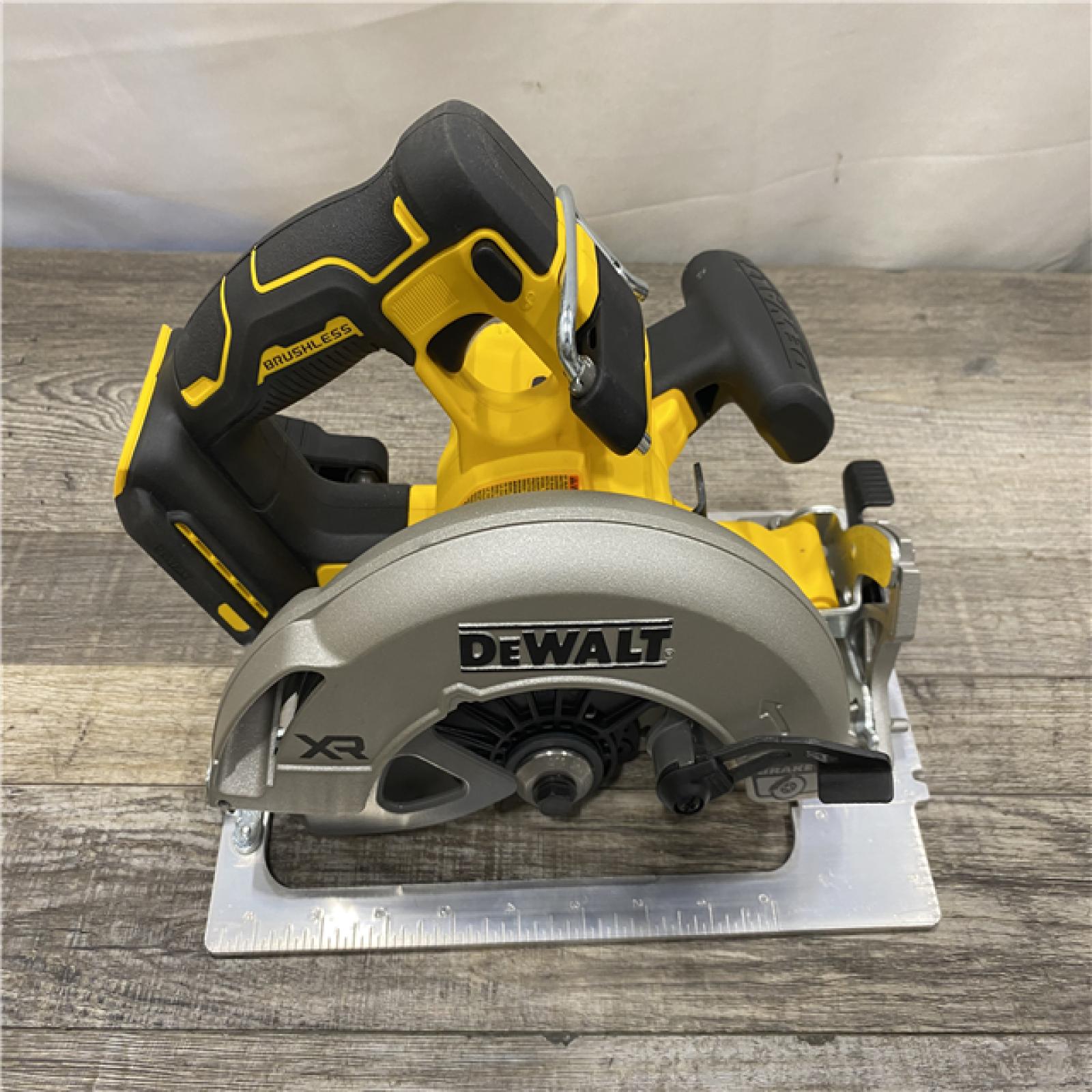 AS-IS DEWALT 20-Volt MAX 7-1/4 in. Cordless Circular Saw (Tool Only)