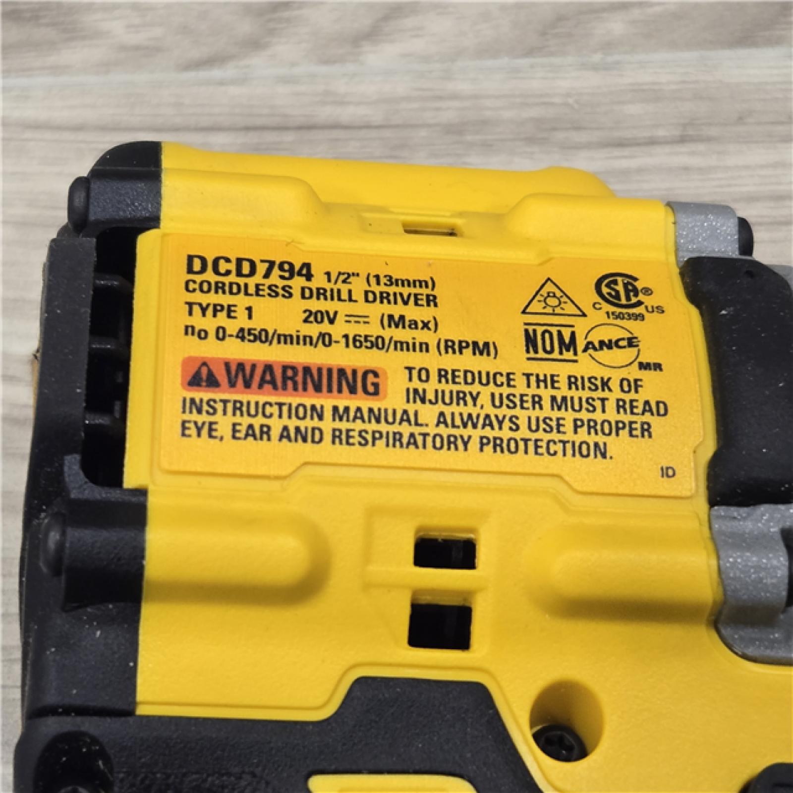 AS-IS DEWALT ATOMIC COMPACT SERIES 20V MAX* Cordless 1/2 Drill/Driver Kit