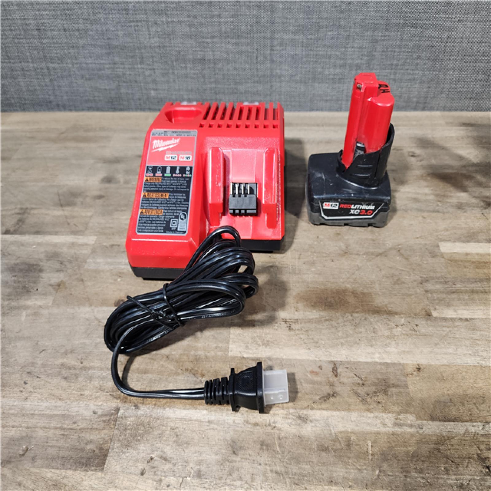 HOUSTON LOCATION - AS-IS Milwaukee-3632-21 M12 Green Beam Laser 360° 3-Plane Kit