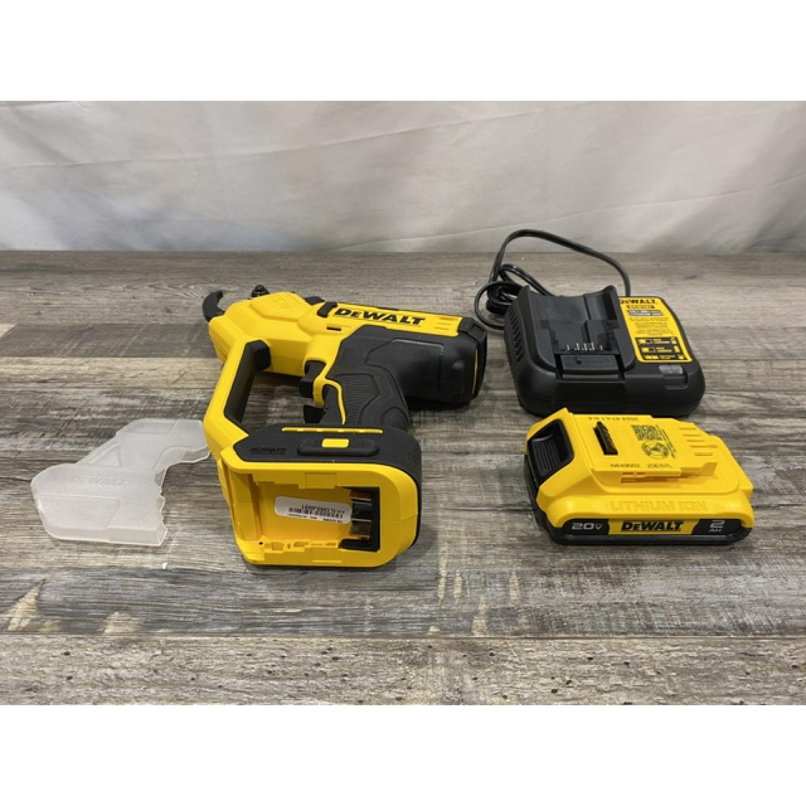 LIKE NEW - DEWALT 20V MAX Cordless Battery Powered Pruner Kit