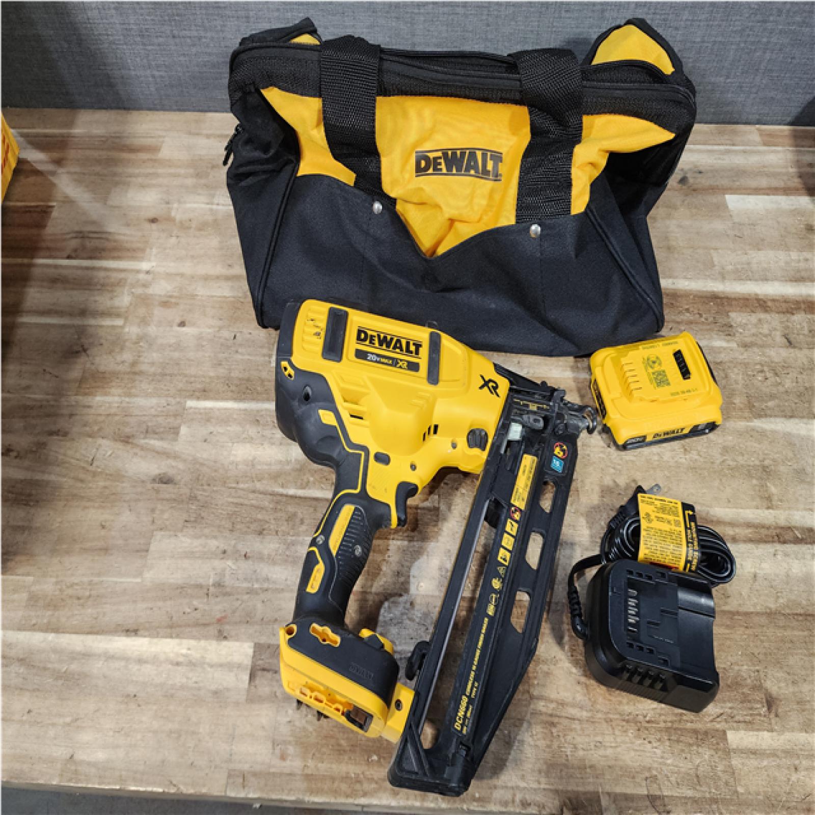 Houston Location AS-IS DEWALT 20V MAX XR 16-Gauge Electric Cordless Angled Finishing Nailer Kit