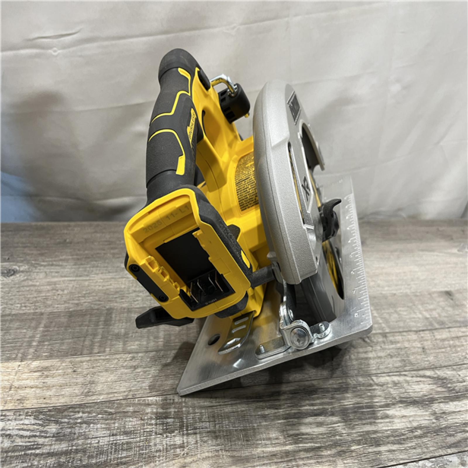 AS-IS DEWALT 20-Volt MAX 7-1/4 in. Cordless Circular Saw (Tool Only)