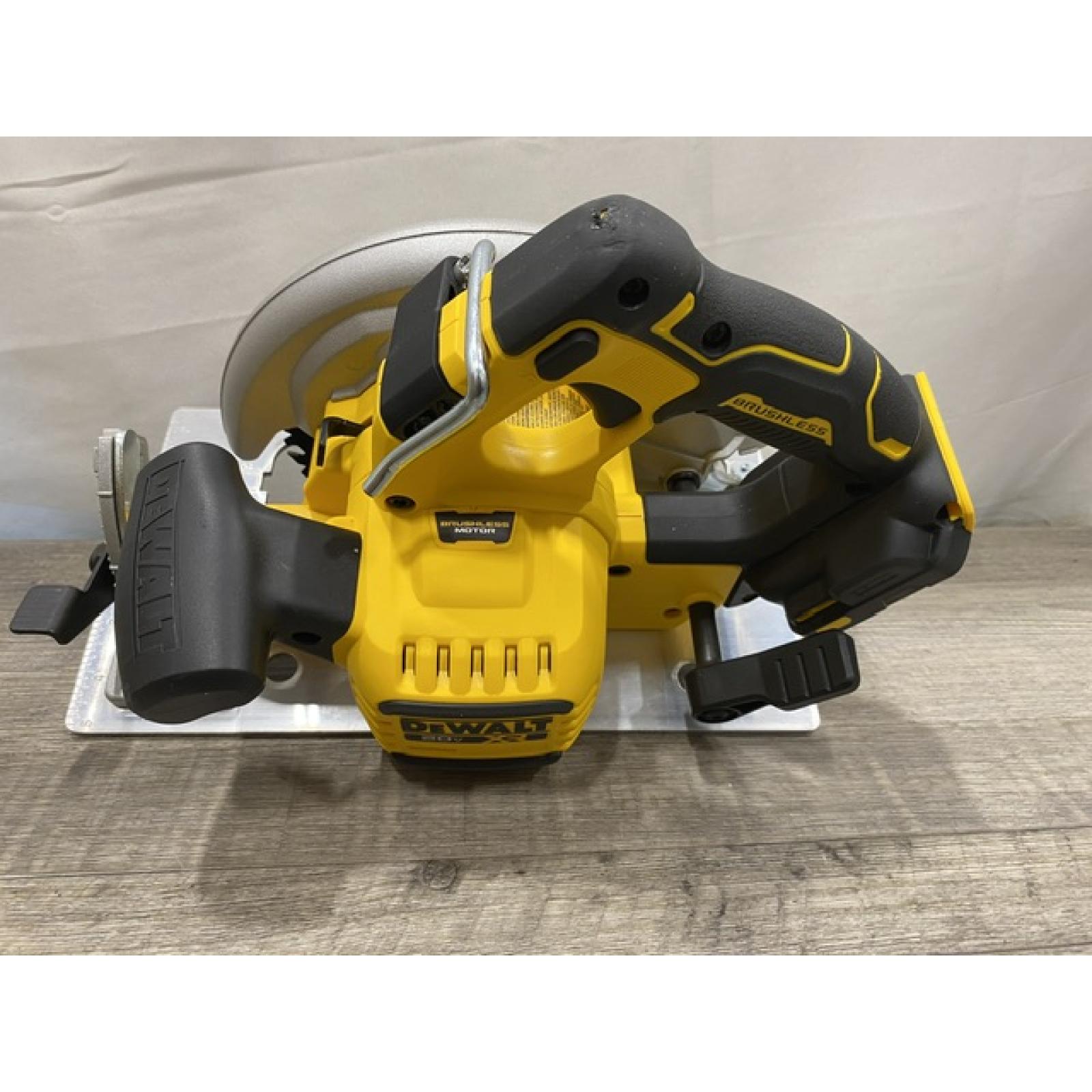 AS-IS DEWALT 20-Volt MAX 7-1/4 in. Cordless Circular Saw (Tool Only)