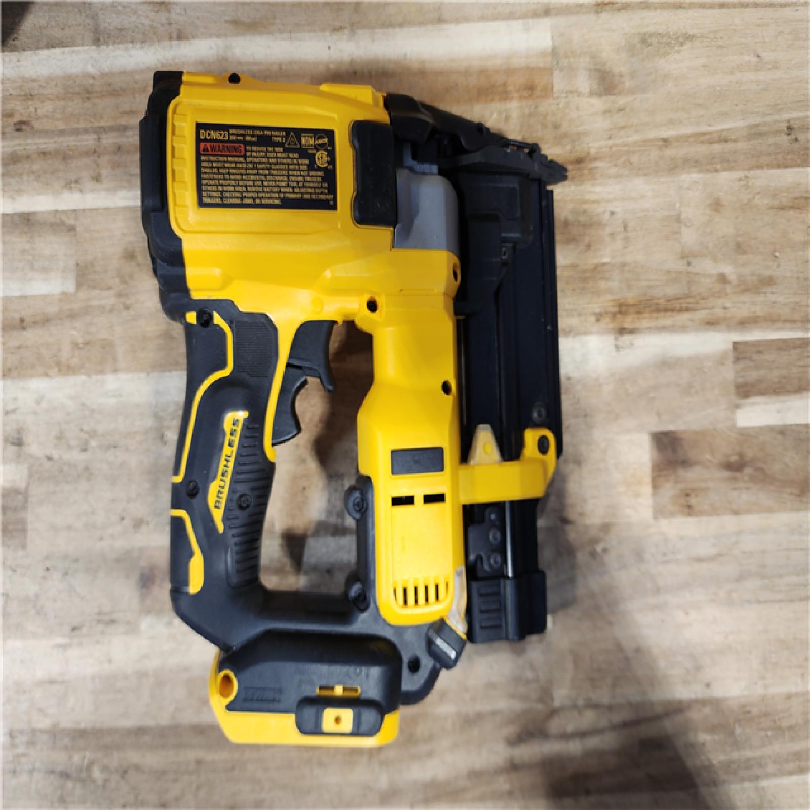 HOUSTON LOCATION - AS-IS DEWALT ATOMIC 20V MAX Lithium Ion Cordless 23 Gauge Pin Nailer Kit