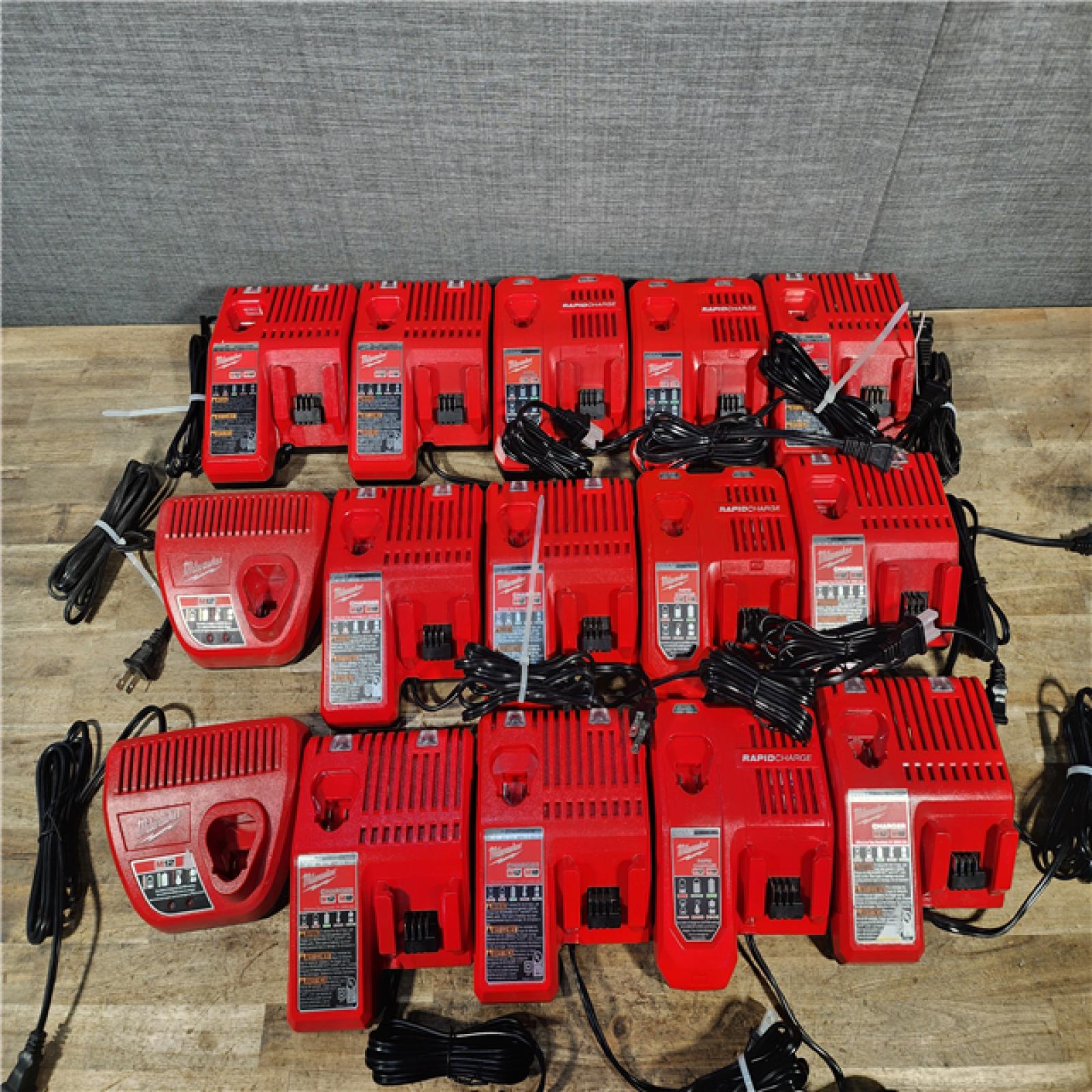 HOUSTON LOCATION - AS-IS MILWAUKEE BATTERY CHARGER PACK QTY - 15