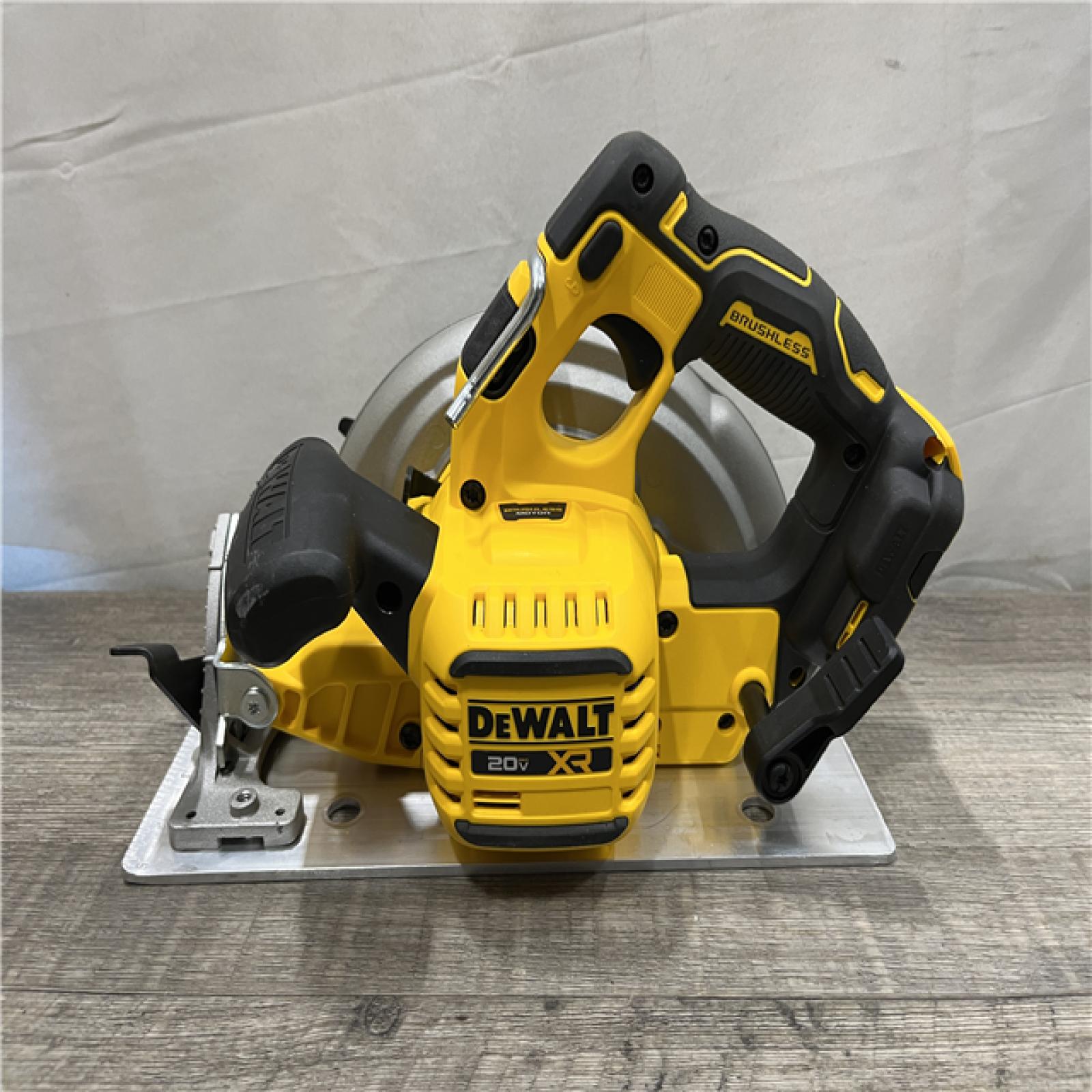 AS-IS DEWALT 20-Volt MAX 7-1/4 in. Cordless Circular Saw (Tool Only)