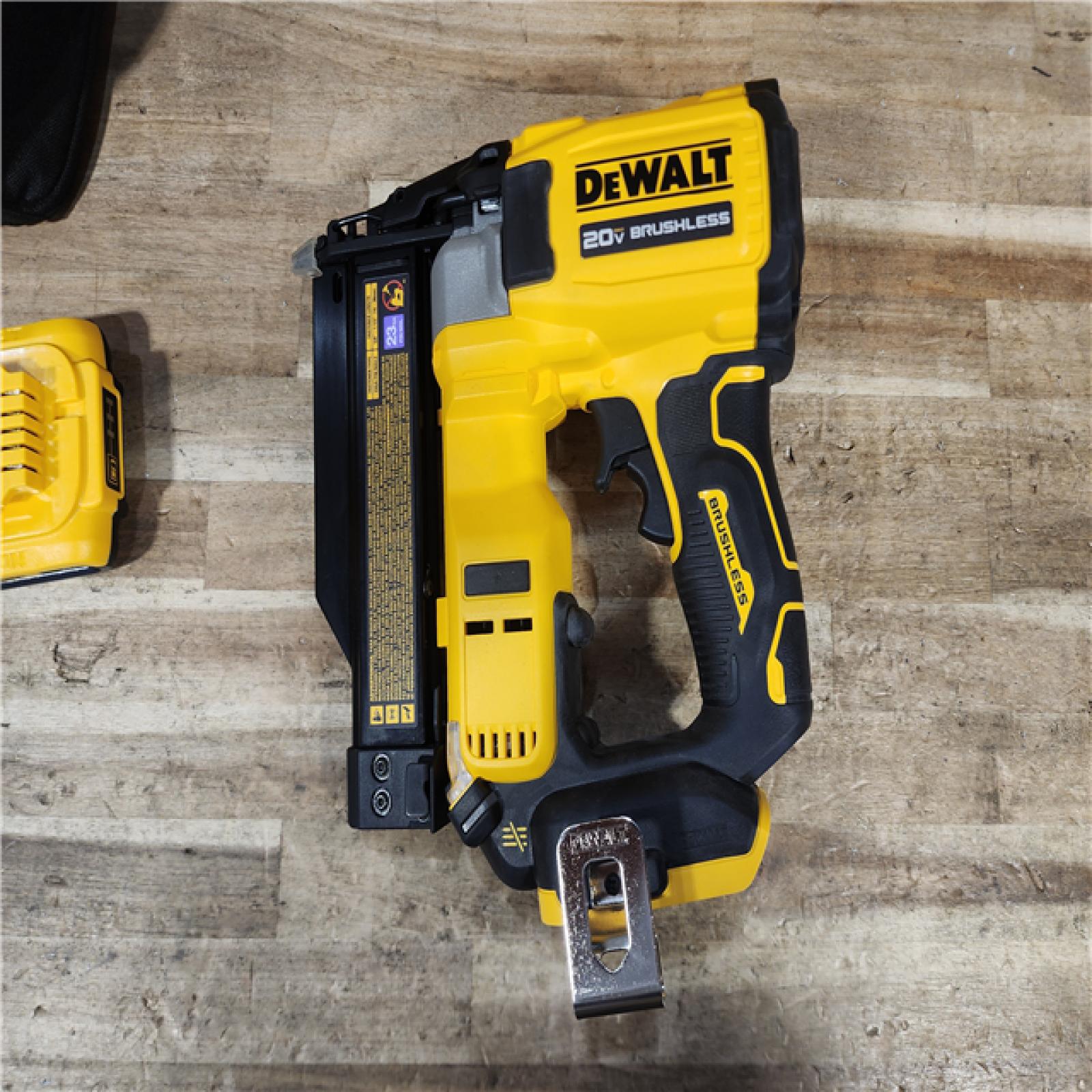 HOUSTON LOCATION - AS - IS DEWALT ATOMIC 20V MAX Lithium Ion Cordless 23 Gauge Pin Nailer Kit