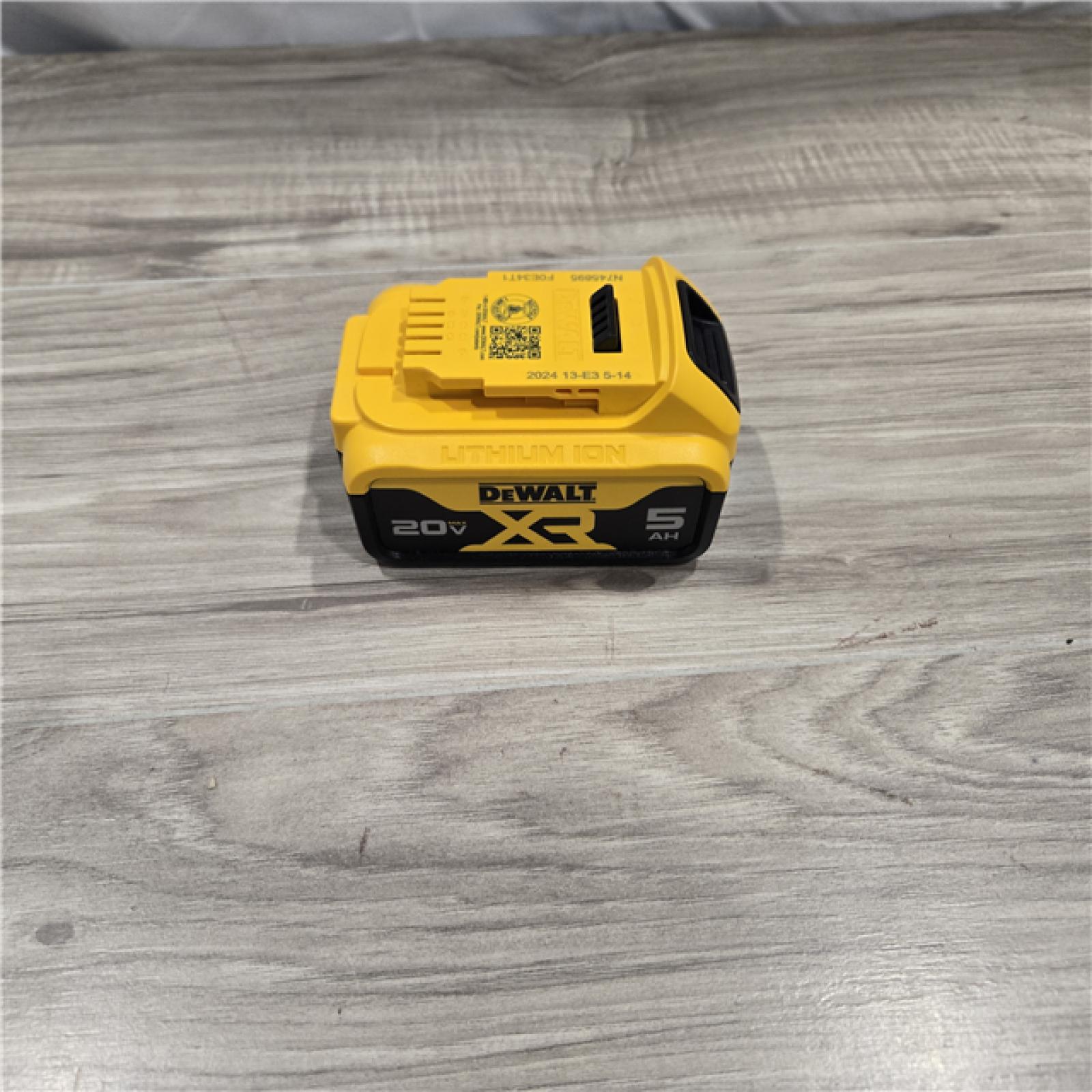 LIKE NEW! - DEWALT 20-Volt Maximum XR 5.0 Ah Battery Pack and Charger