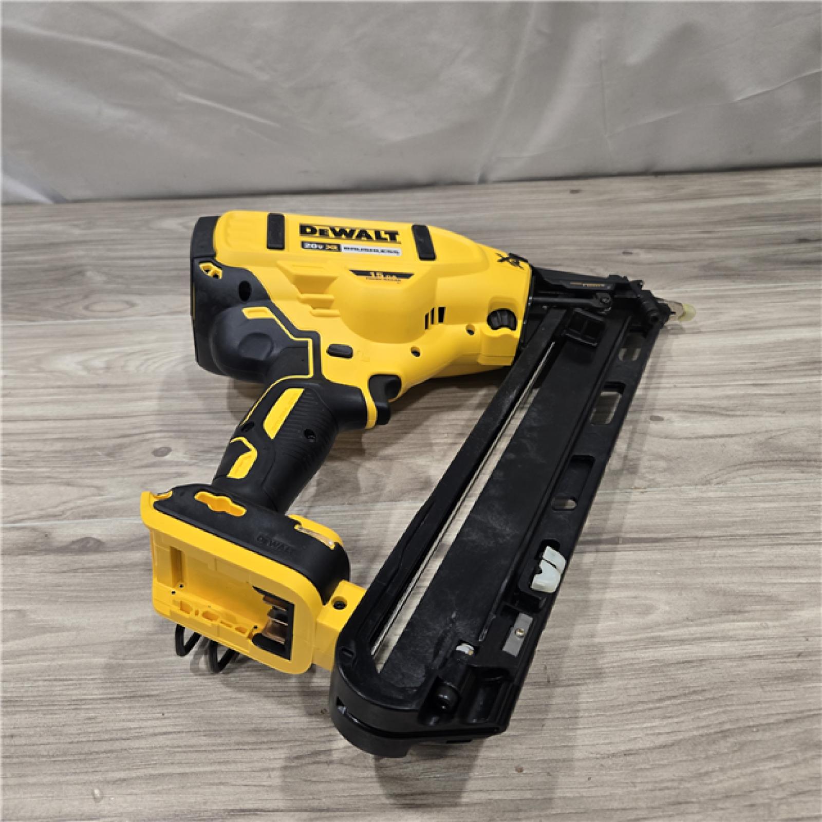 AS-IS DeWalt 15 GA ANGLED FINISH NAILER KIT