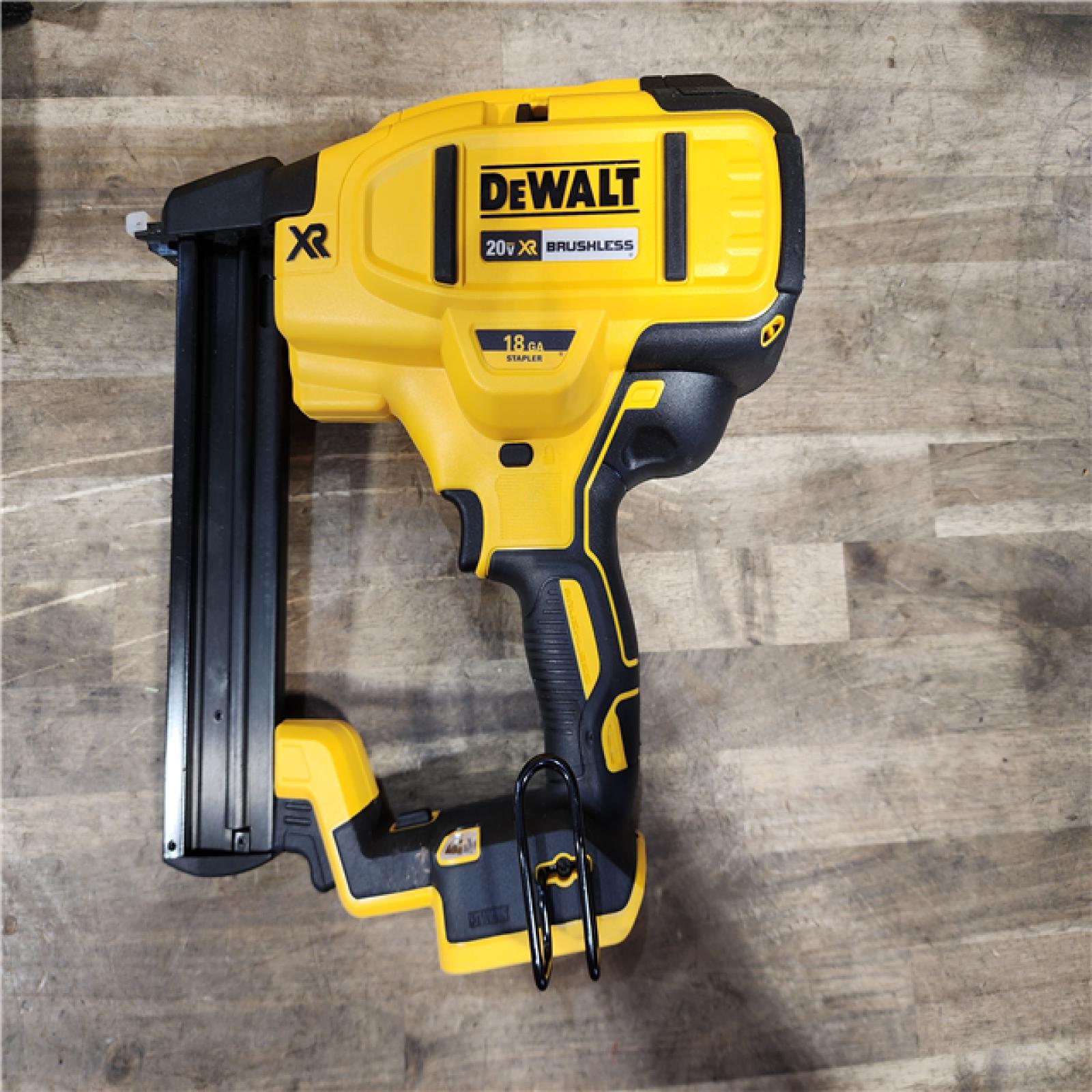 HOUSTON LOCATION - AS-IS DeWALT DCN681D1 20V MAX 18ga Cordless Brushless Narrow Crown Stapler Kit w/ BATTERY & CHARGER