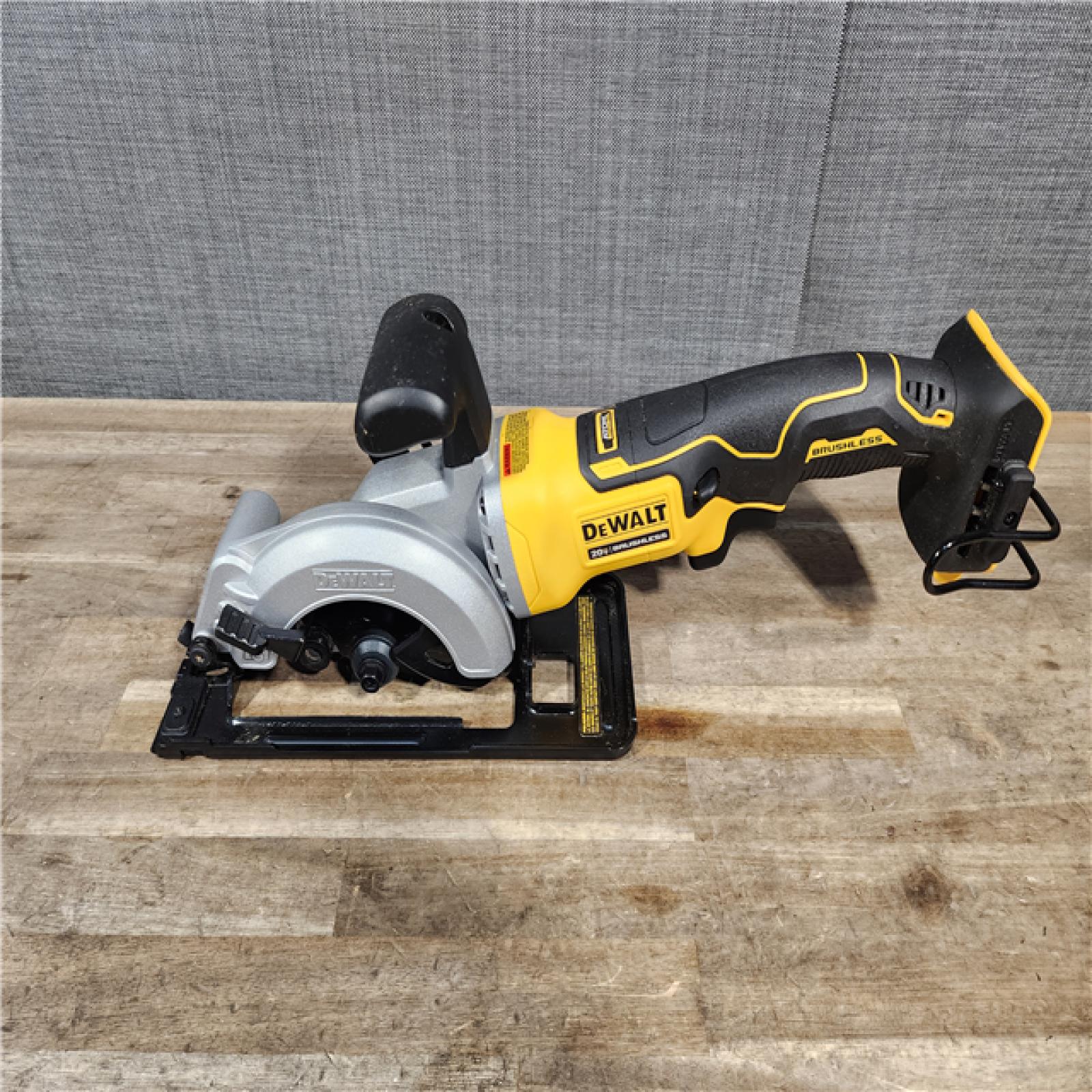 HOUSTON LOCATION - AS-IS DEWALT ATOMIC 20V MAX Cordless Brushless 4-1/2 in. Circular Saw W/ BATTERY & CHARGER