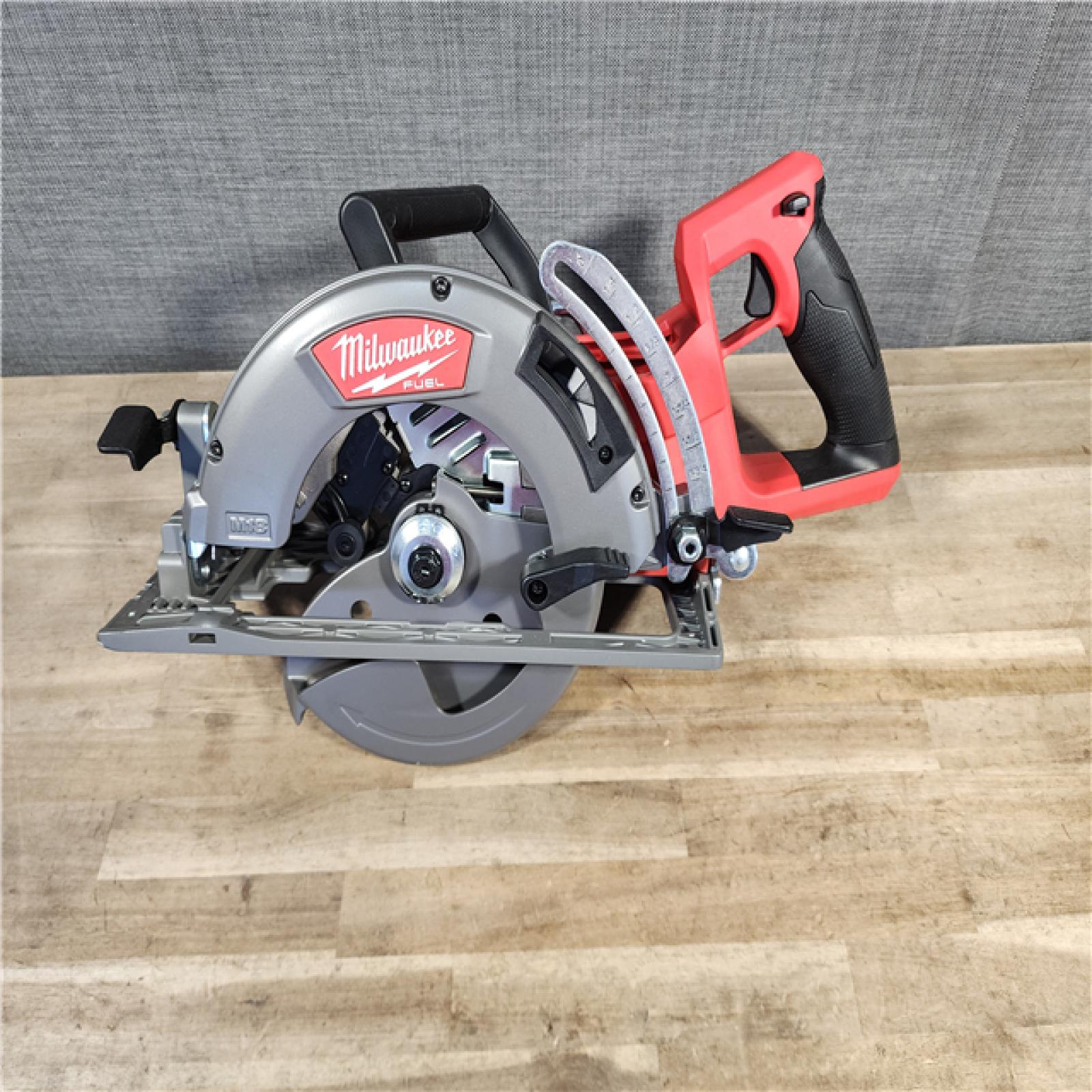 HOUSTON LOCATION - AS-IS (APPEARS LIKE NEW) Milwaukee 2830-20 Rear Handle Circular Saw M18 FUEL 7-1/4 Cordless Brushless Tool Only