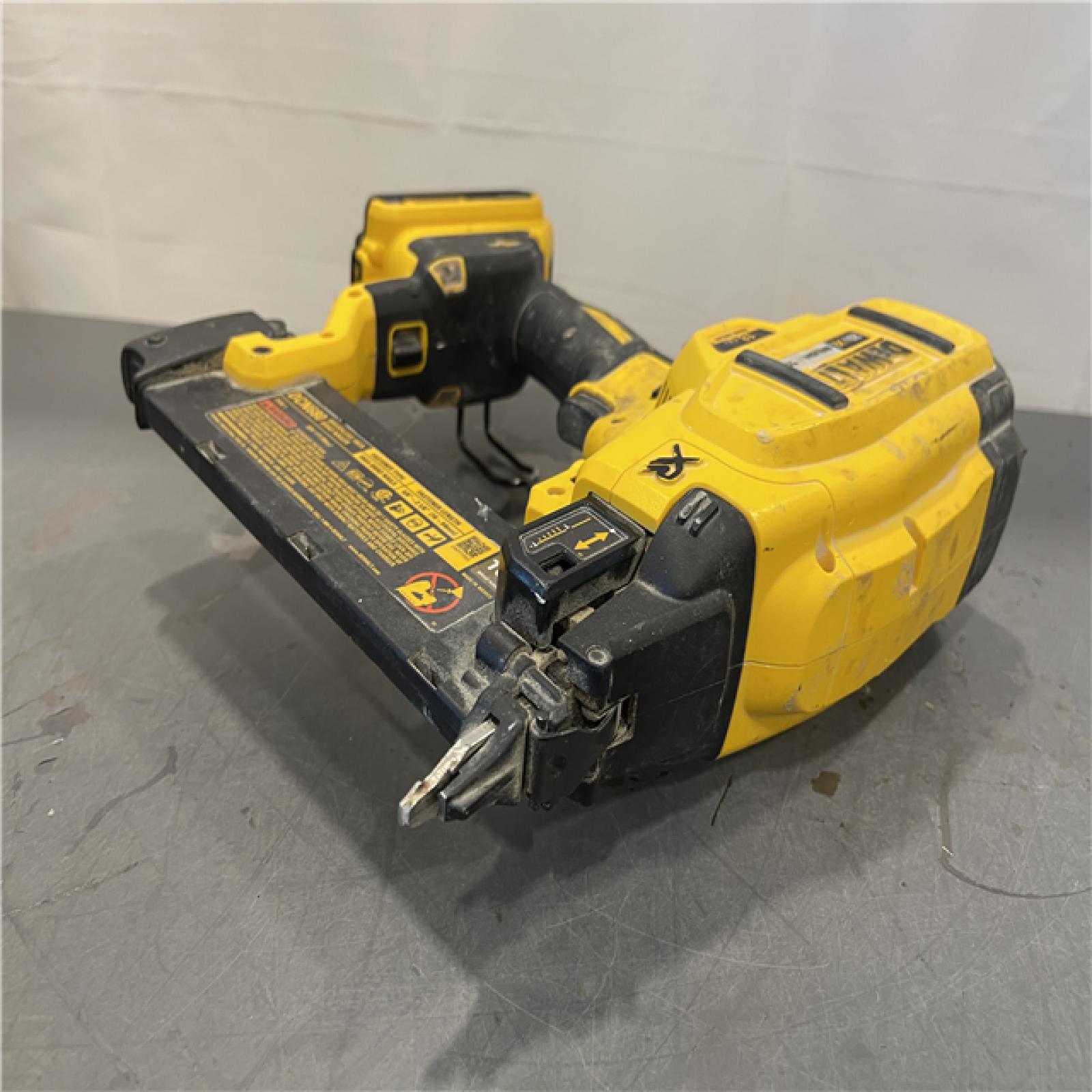 AS-IS - DEWALT 20V MAX XR Lithium-Ion 2-1/8 in. 18-Gauge Electric Cordless Brad Nailer Kit