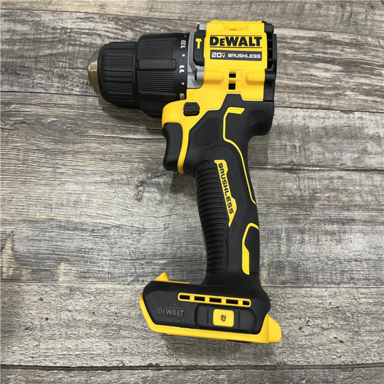 LIKE NEW - DEWALT ATOMIC 20V Cordless 1/2 in. Compact Hammer Drill Kit