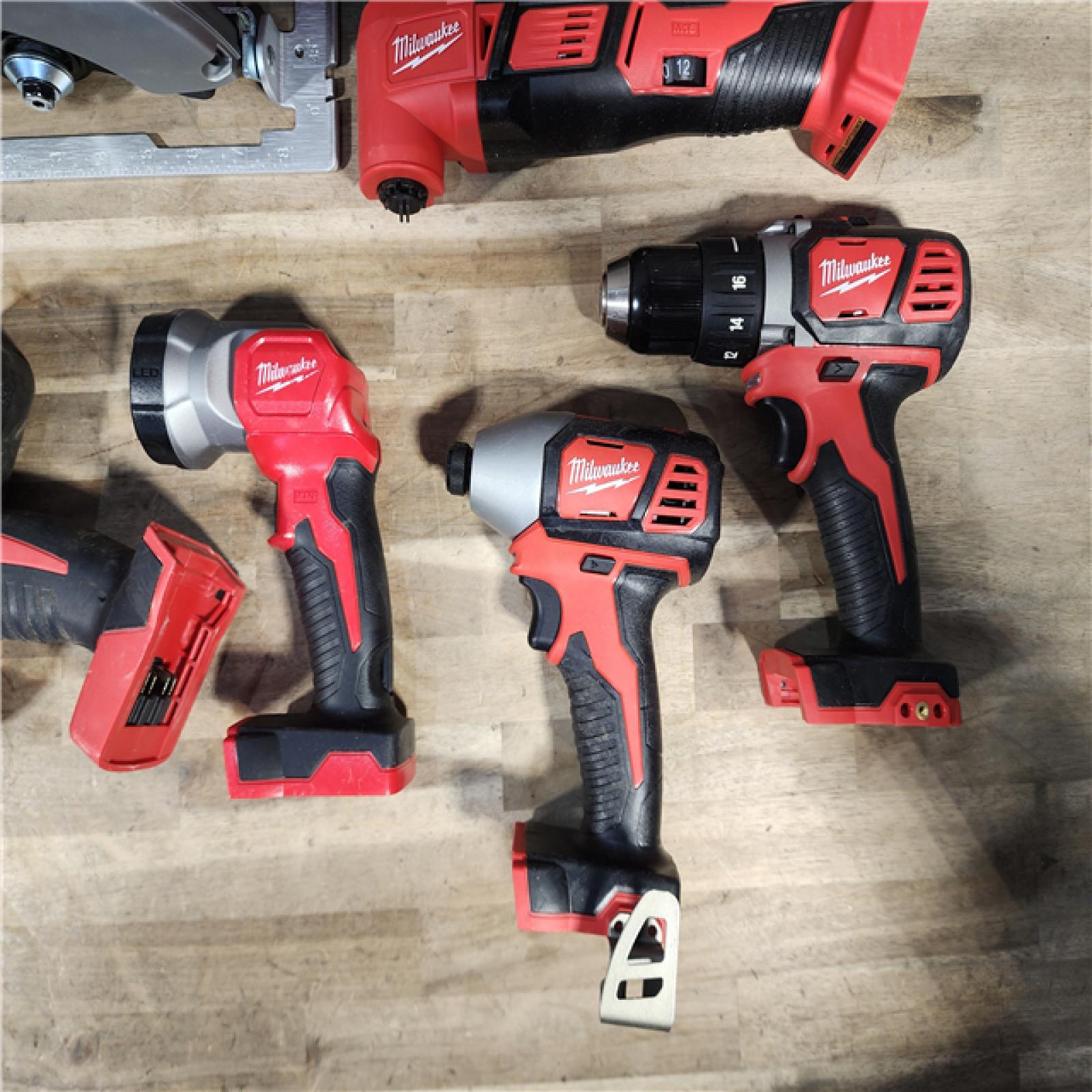HOUSTON LOCATION - AS-IS MILWAUKEE 7 TOOL COMBO KIT W/ (2) BATTERY & CHARGER
