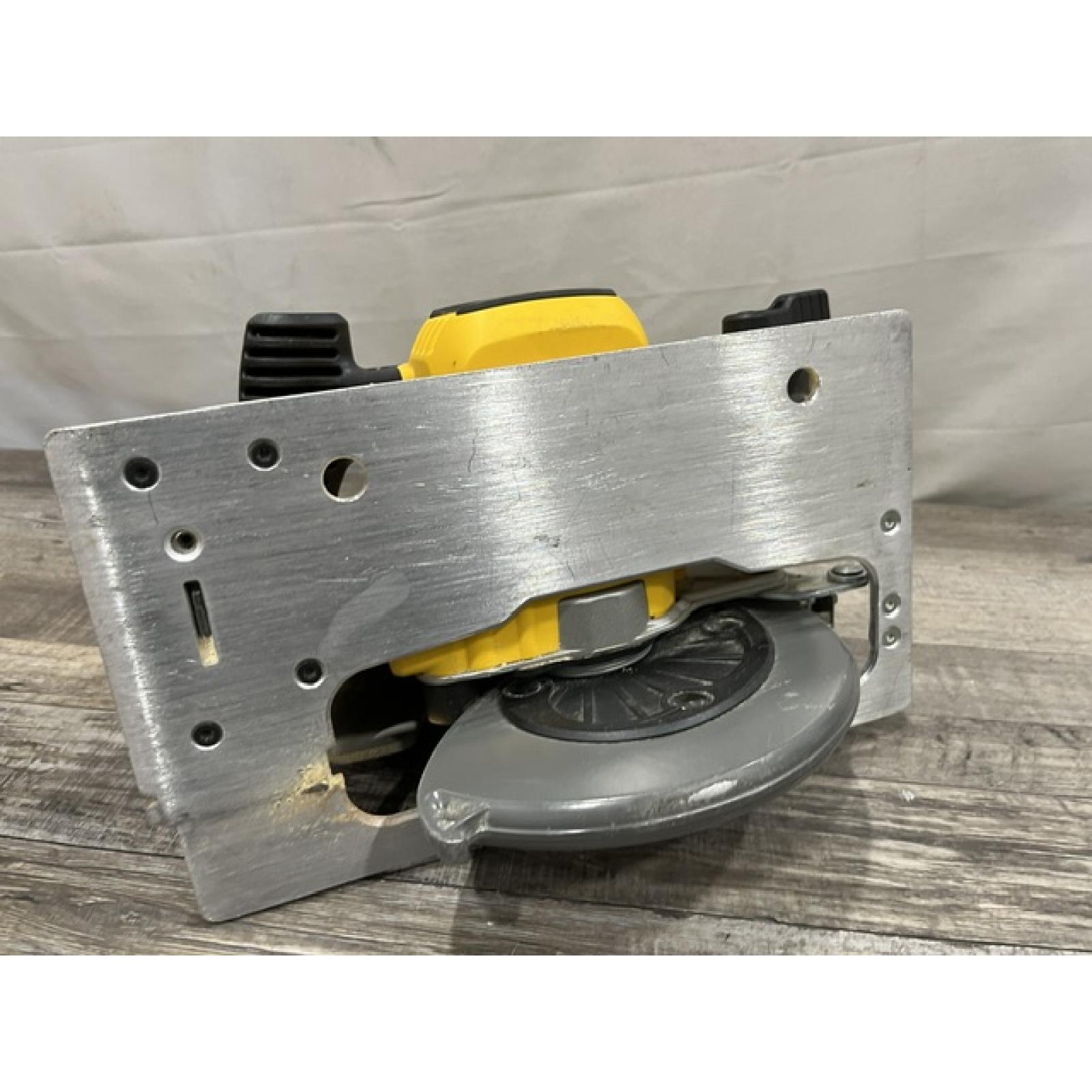 AS-IS DEWALT 20-Volt MAX 7-1/4 in. Cordless Circular Saw (Tool Only)