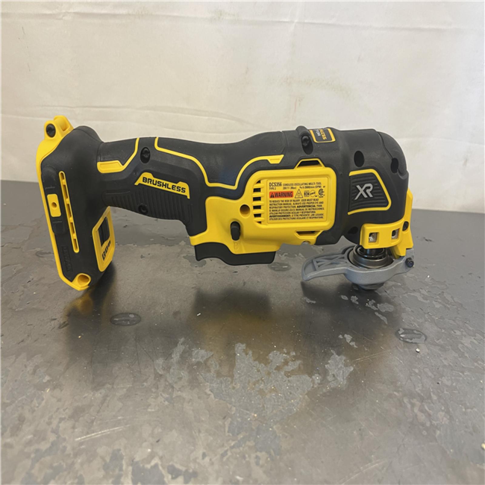 AS-IS- DEWALT 20-Volt MAX XR Cordless 3-speed Brushless Oscillating Multi-Tool (Tool-Only)
