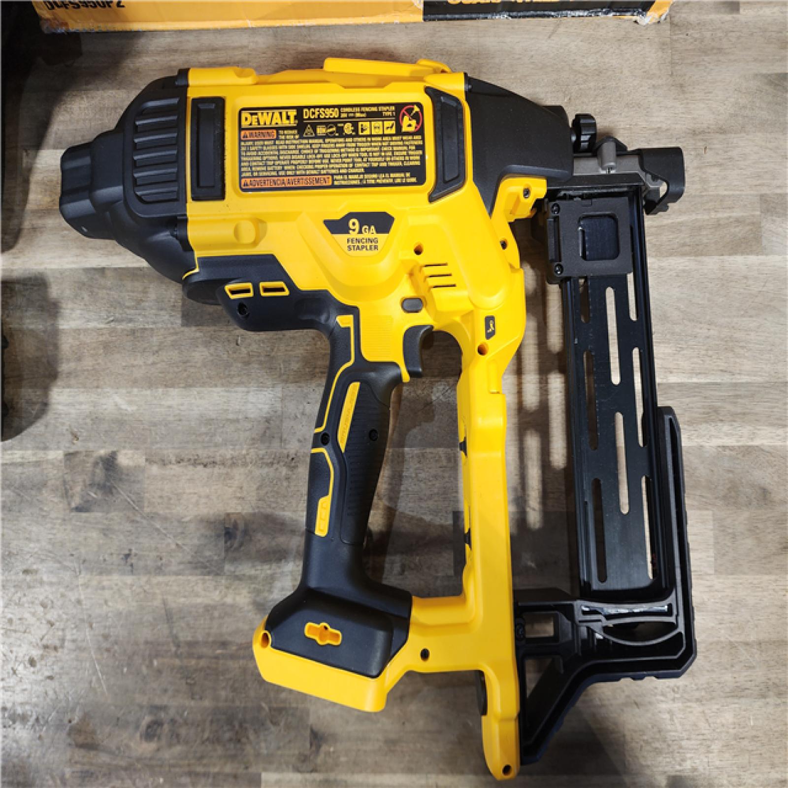 HOUSTON LOCATION - AS-IS (APPEARS LIKE NEW) DEWALT 20V MAX XR Lithium-Ion Cordless Brushless 9-Gauge Fencing Stapler Kit with (2) 5Ah Batteries, Charger and Bag