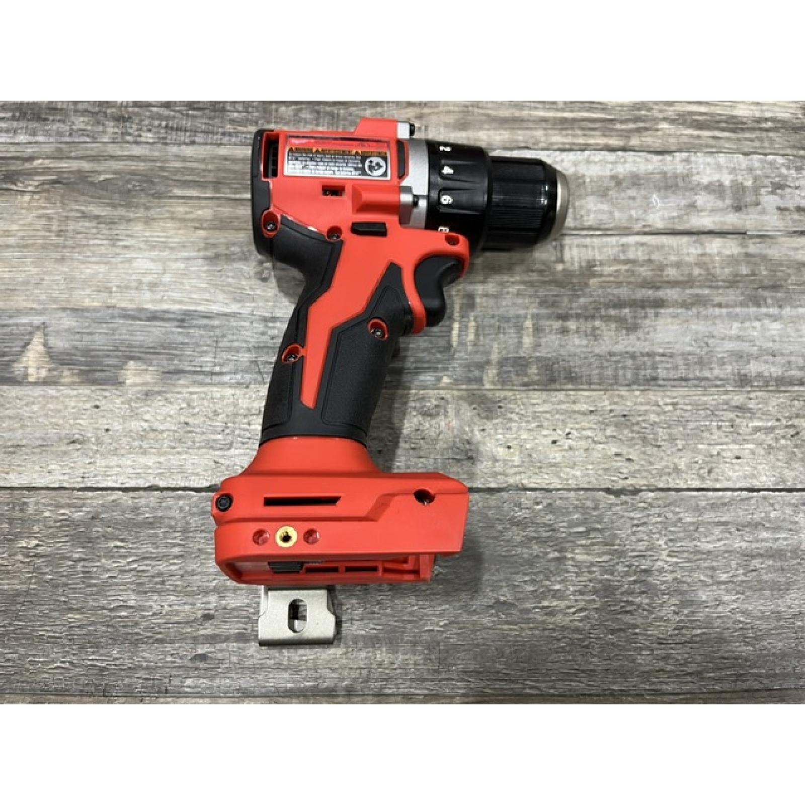 NEW - Milwaukee 18V Lithium-Ion Brushless Cordless 1/2 in. Compact Drill/Driver Kit