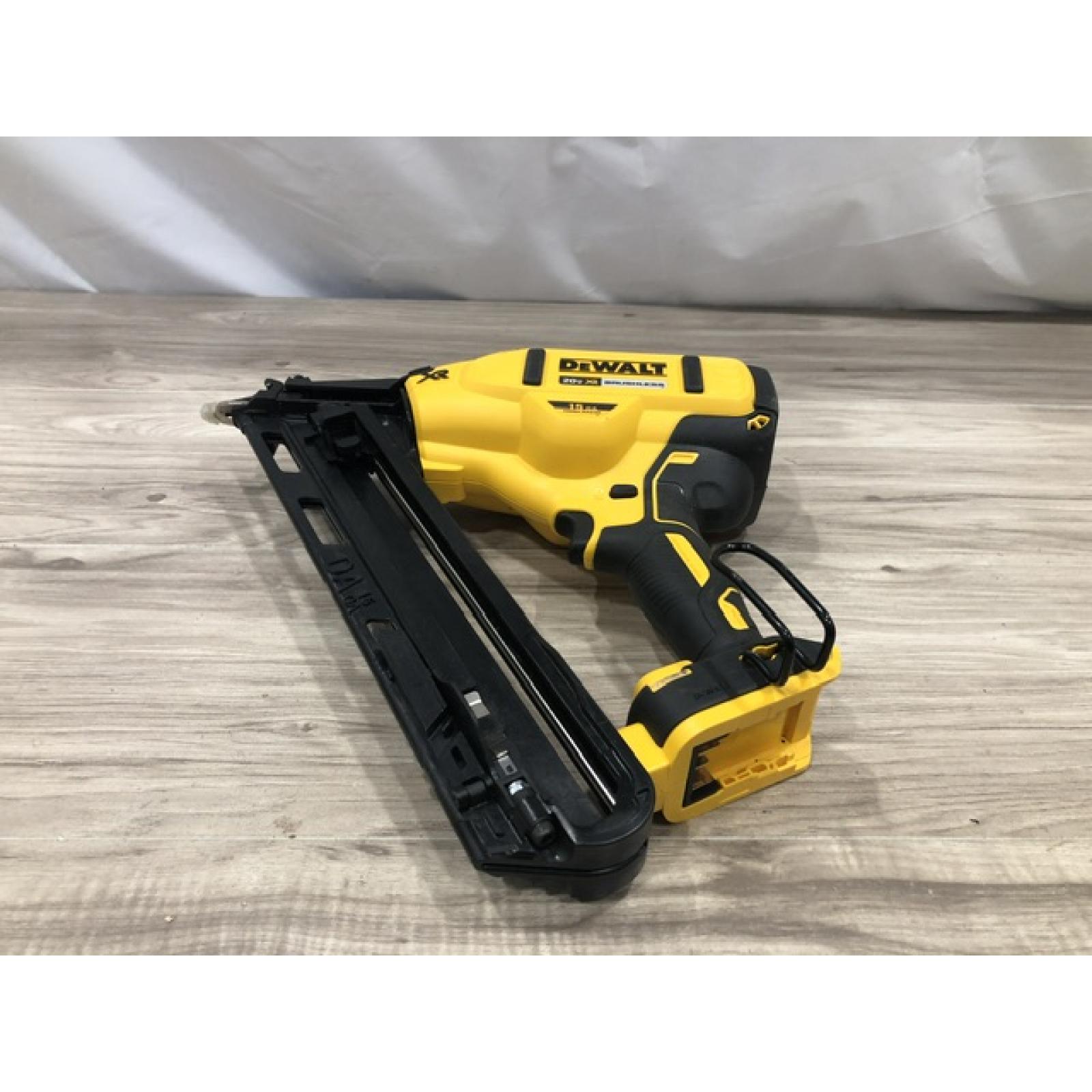 AS-IS DeWalt 15 GA ANGLED FINISH NAILER KIT