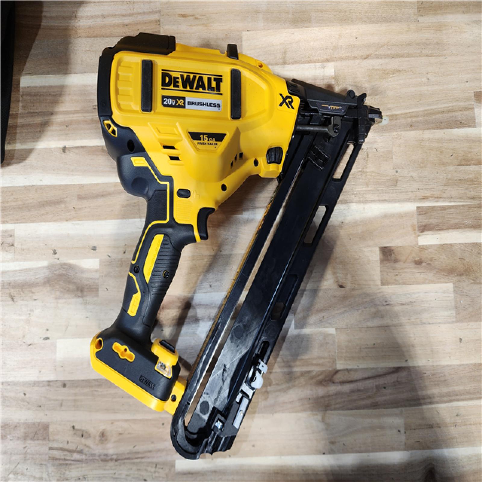 HOUSTON LOCATION - AS-IS DeWalt 15 GA ANGLED FINISH NAILER KIT W/ BATTERY & CHARGER