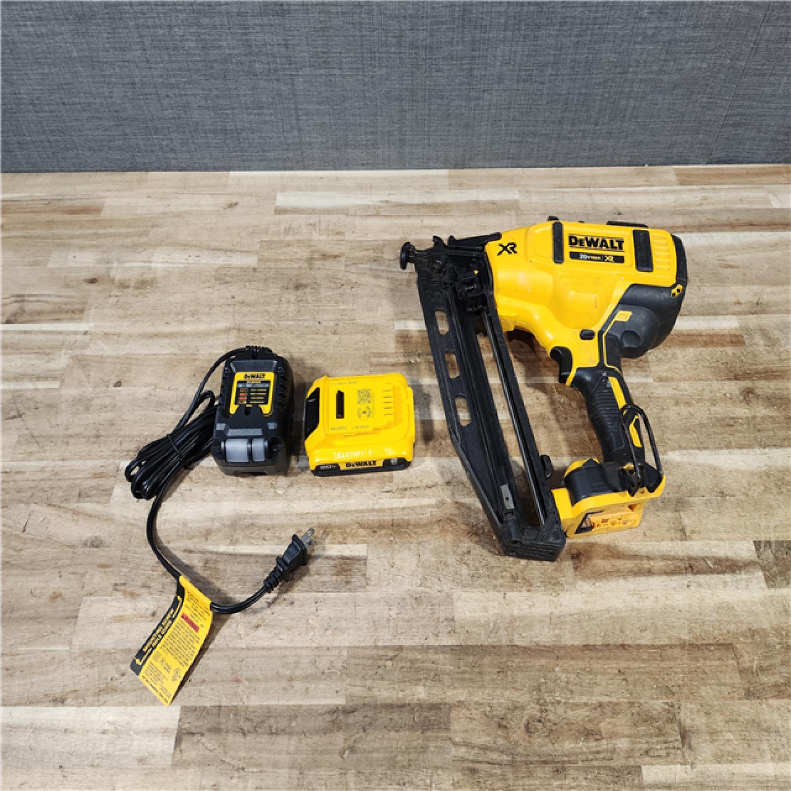 HOUSTON LOCATION - AS - IS DEWALT 20V MAX XR Lithium-Ion Cordless 2-1/2 in. 15-Gauge Finish Nailer Kit