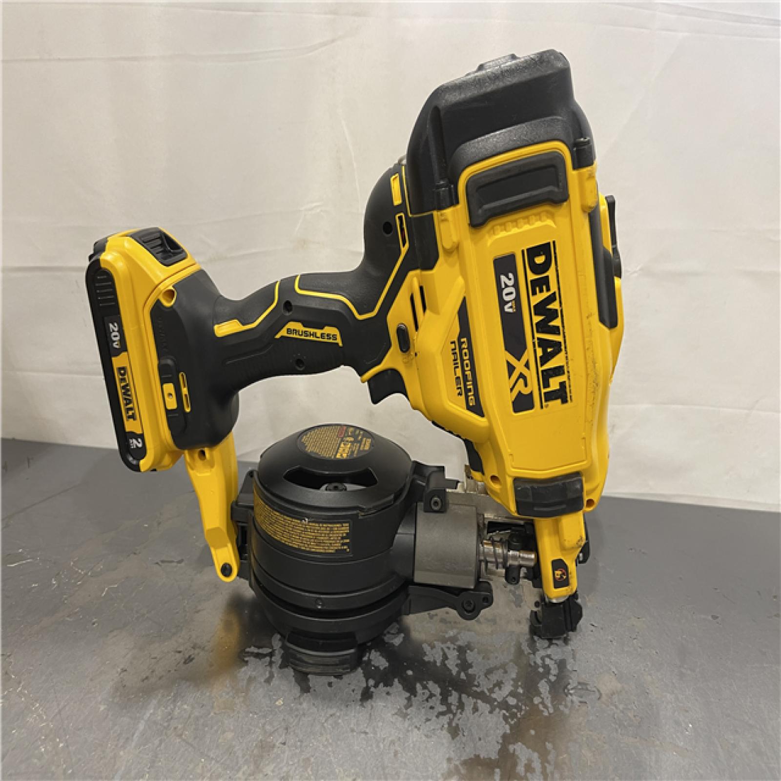 AS-IS - DEWALT 20V MAX Lithium-Ion 15-Degree Electric Cordless Roofing Nailer Kit