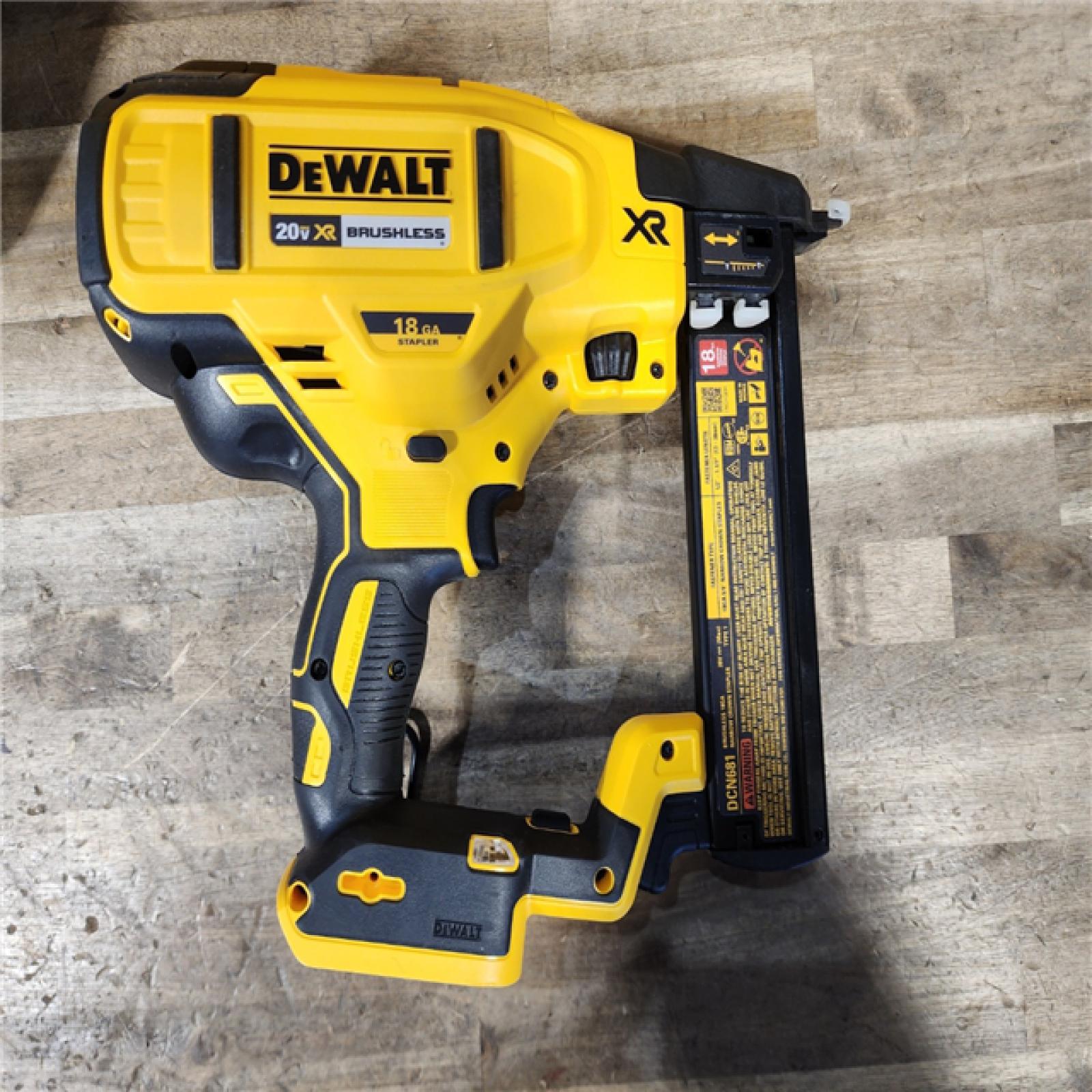 HOUSTON LOCATION - AS-IS DeWALT DCN681D1 20V MAX 18ga Cordless Brushless Narrow Crown Stapler Kit w/ BATTERY & CHARGER