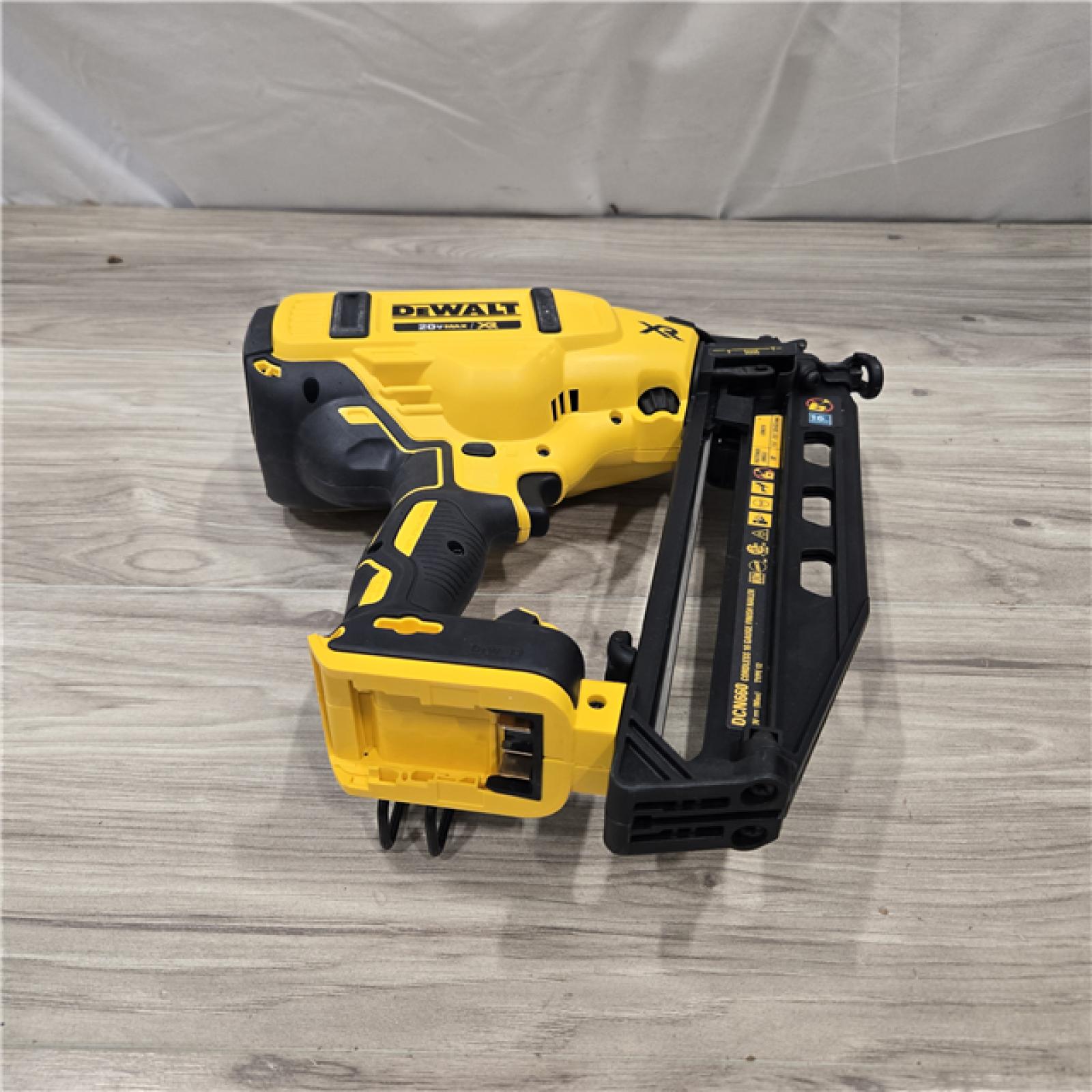 AS-IS DeWalt 20V 16 Gauge Cordless Angled Finish Nailer Kit