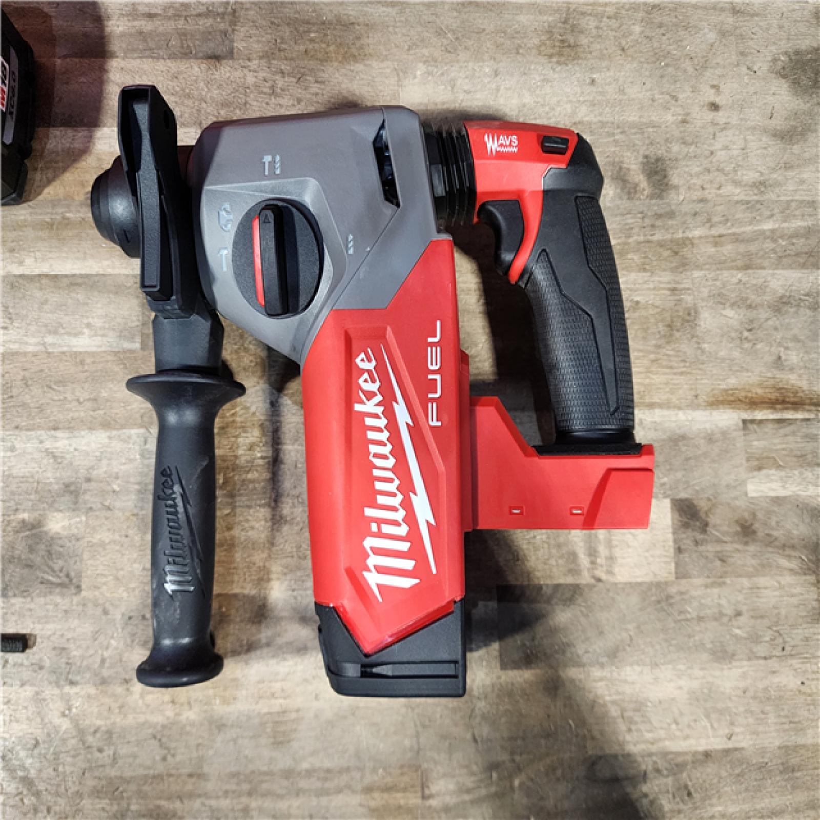 HOUSTON LOCATION - AS-IS Milwaukee 2912-22 M18 Fuel 18V 1 SDS Plus Rotary Hammer with Battery & Charger