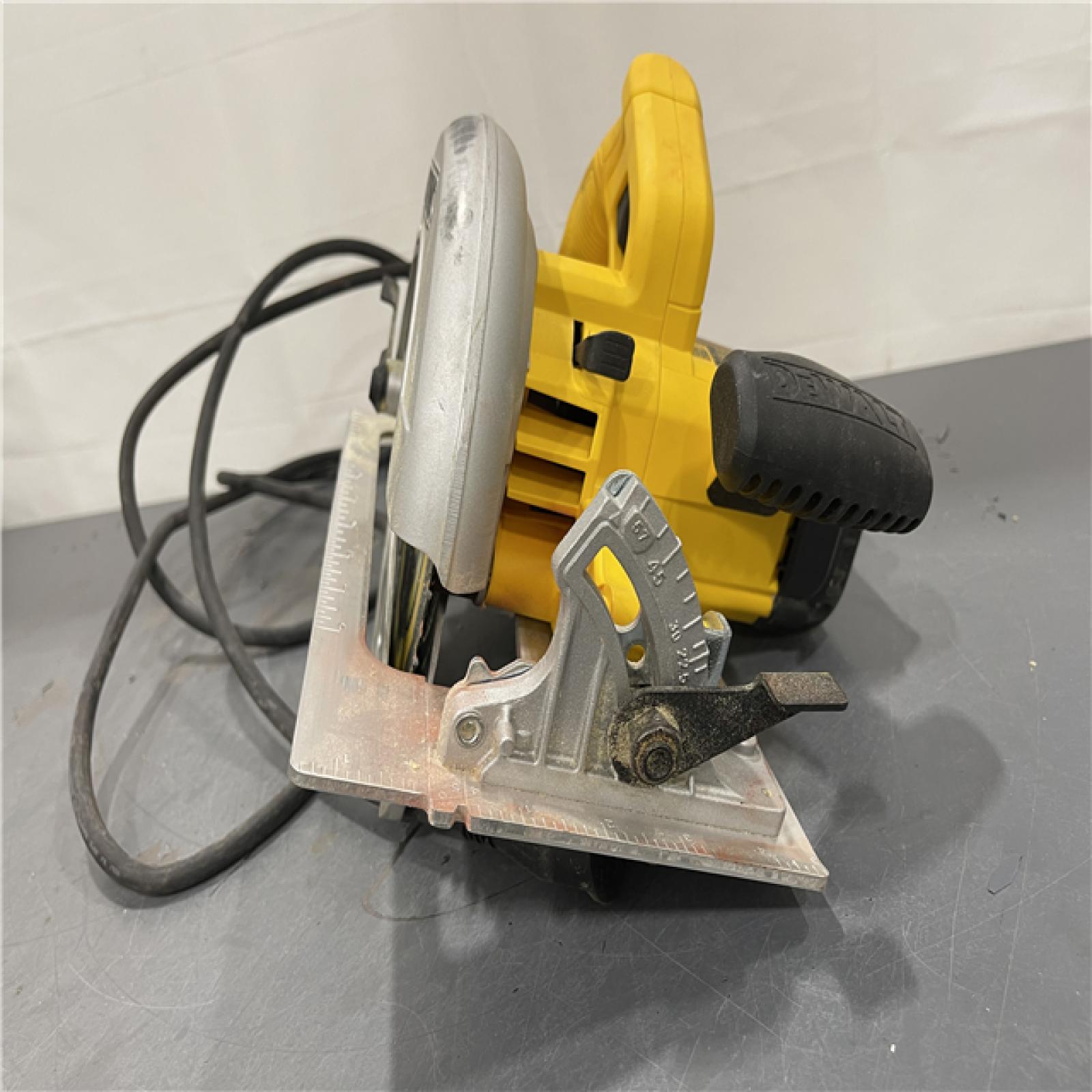 AS-IS - DeWalt 15 Amps 7-1/4 in. Corded Brushed Circular Saw