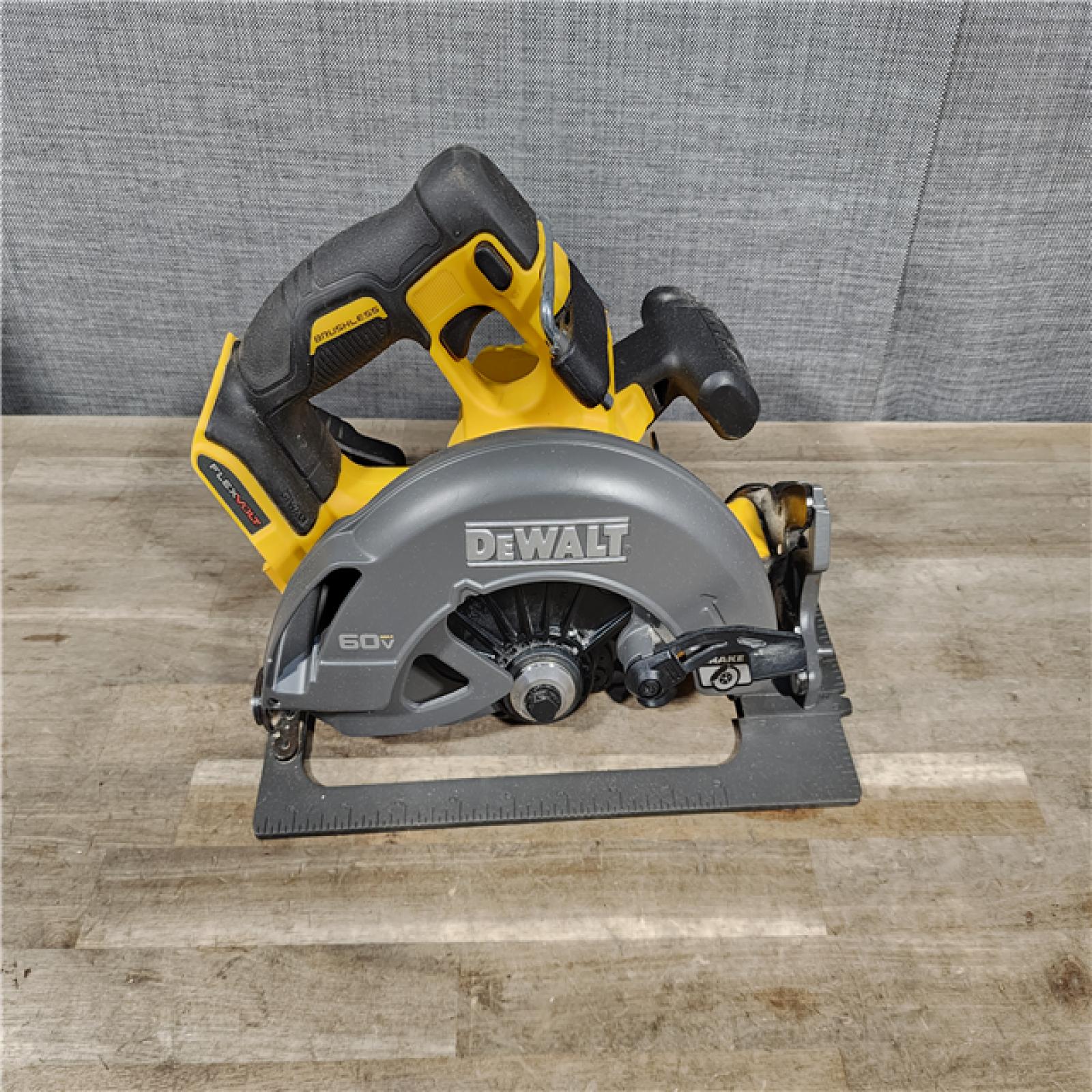 HOUSTON LOCATION - AS-IS DeWALT Flexvolt Max 7-1/4 60V Brushless Circular Saw (Tool Only)