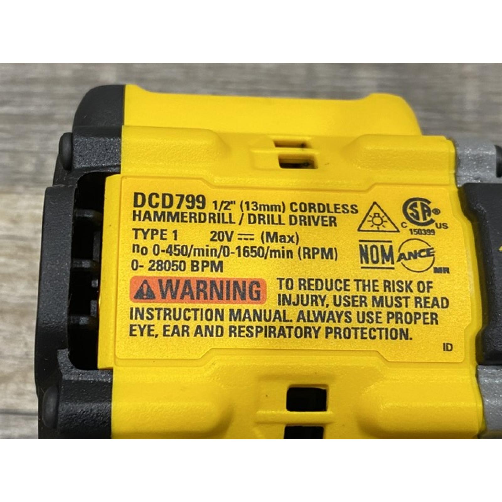 LIKE NEW - DEWALT ATOMIC 20V Cordless 1/2 in. Compact Hammer Drill Kit