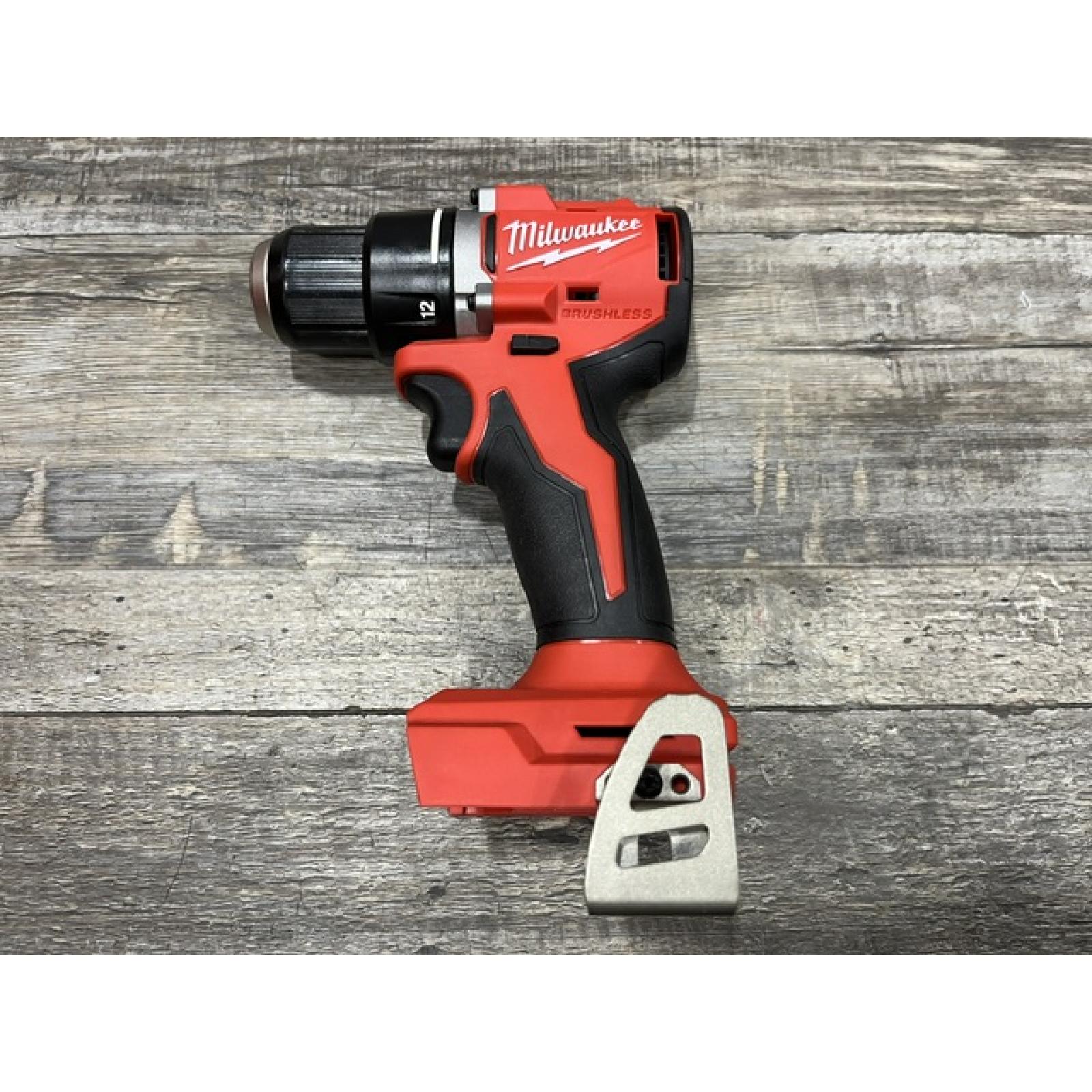 NEW - Milwaukee 18V Lithium-Ion Brushless Cordless 1/2 in. Compact Drill/Driver Kit