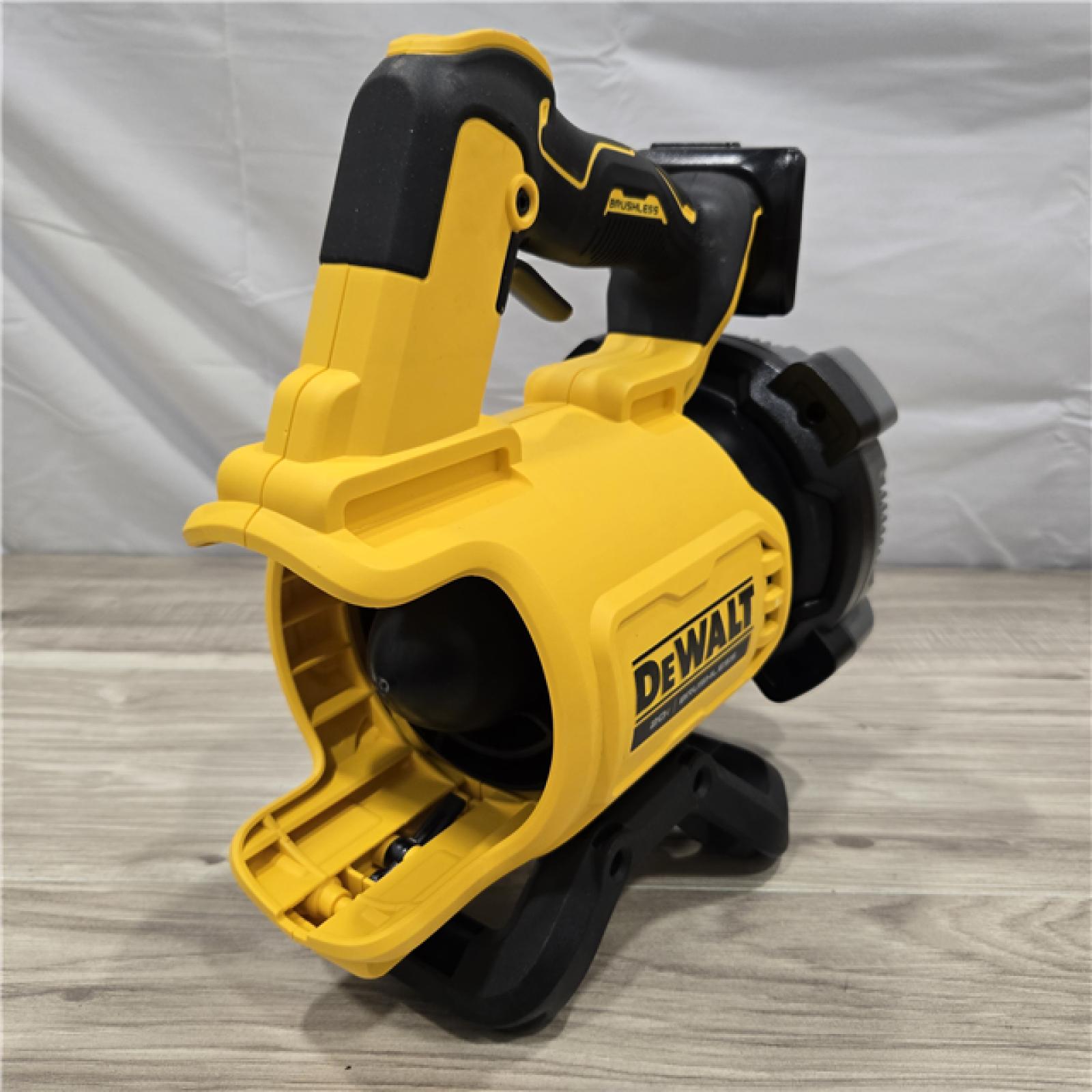 LIKE NEW! - DeWalt Brushless Cordless Battery Powered Handheld Leaf Blower KIT