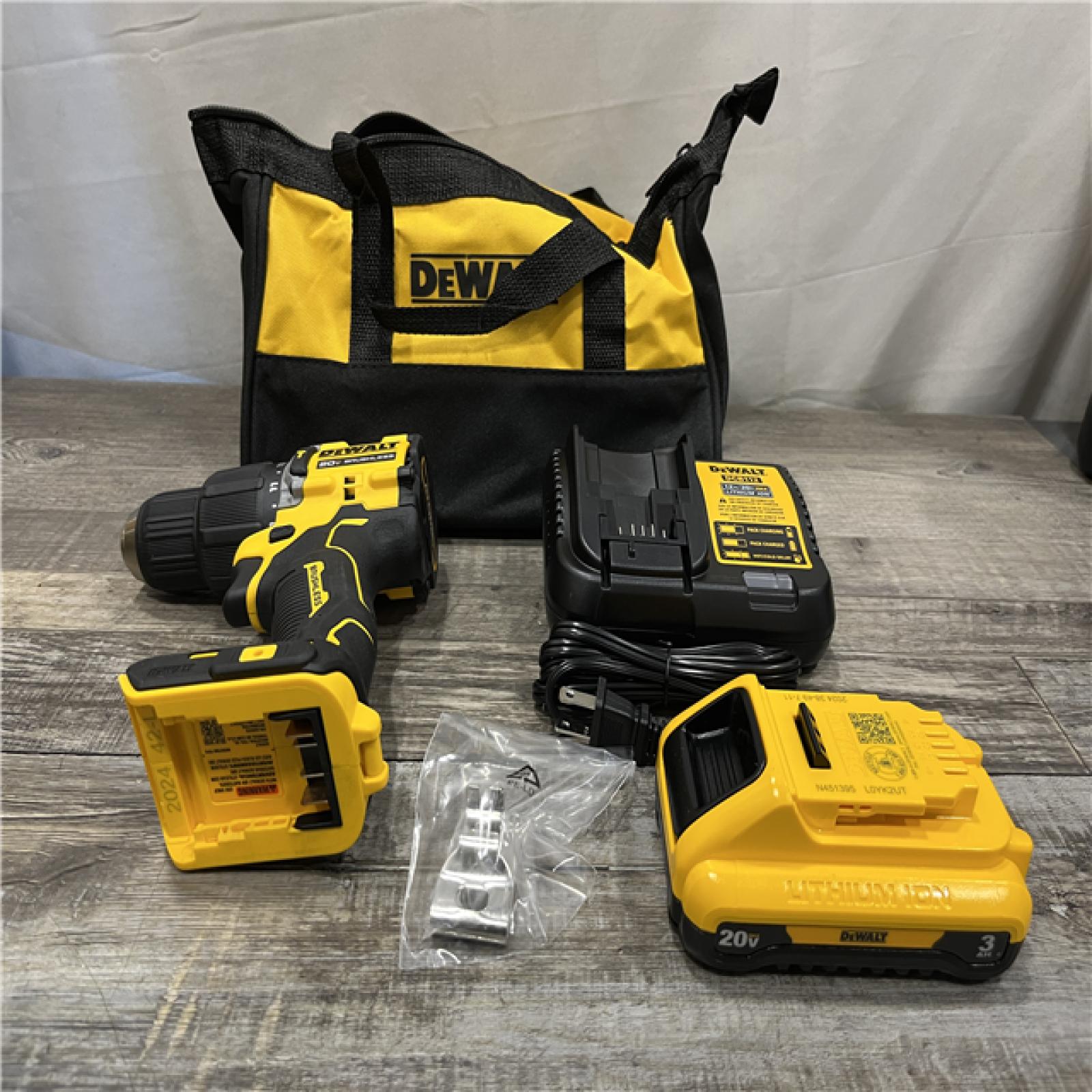LIKE NEW - DEWALT ATOMIC 20V Cordless 1/2 in. Compact Hammer Drill Kit