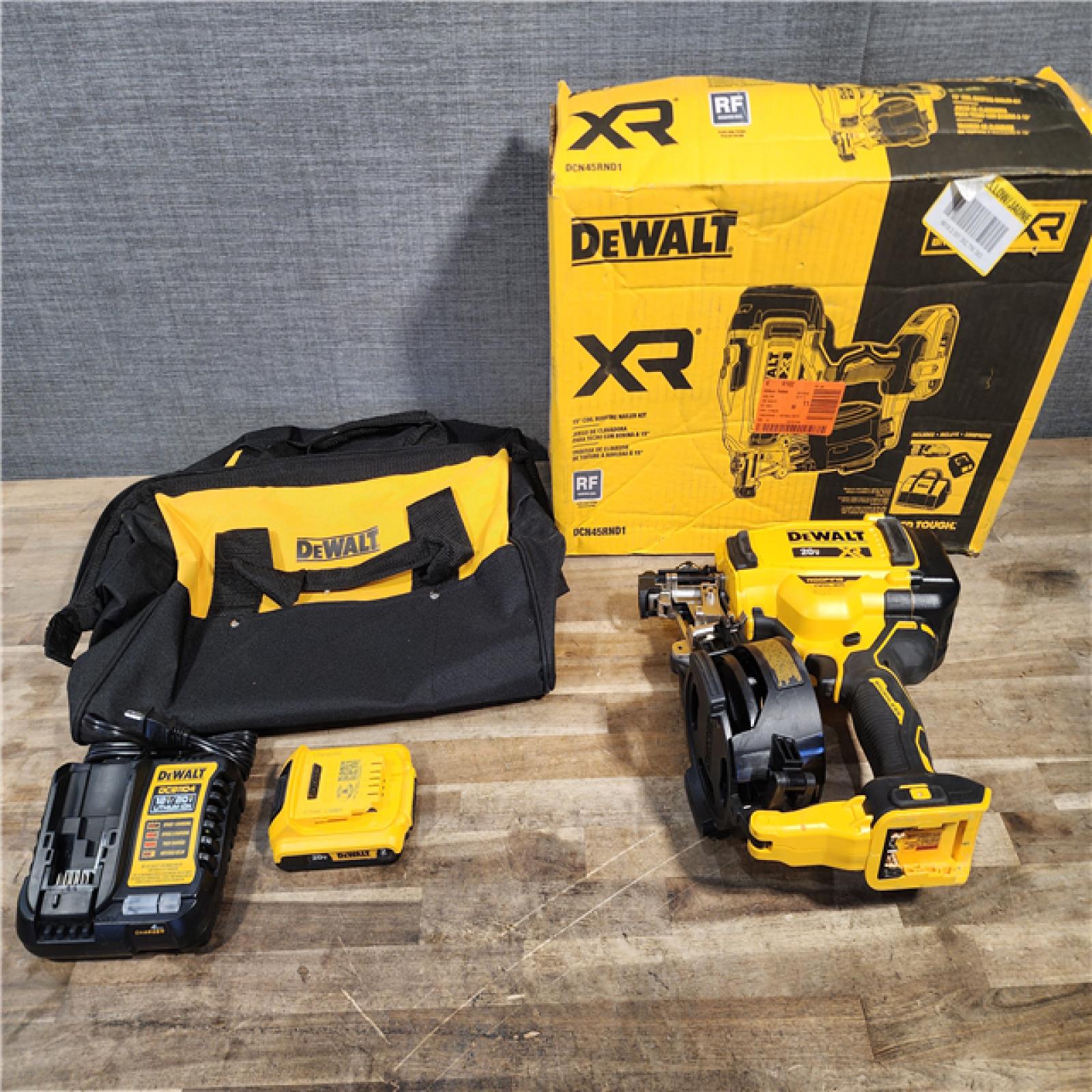 HOUSTON LOCATION - AS-IS DEWALT Roofing Nailer Cordless Kit w/ Battery & Charger